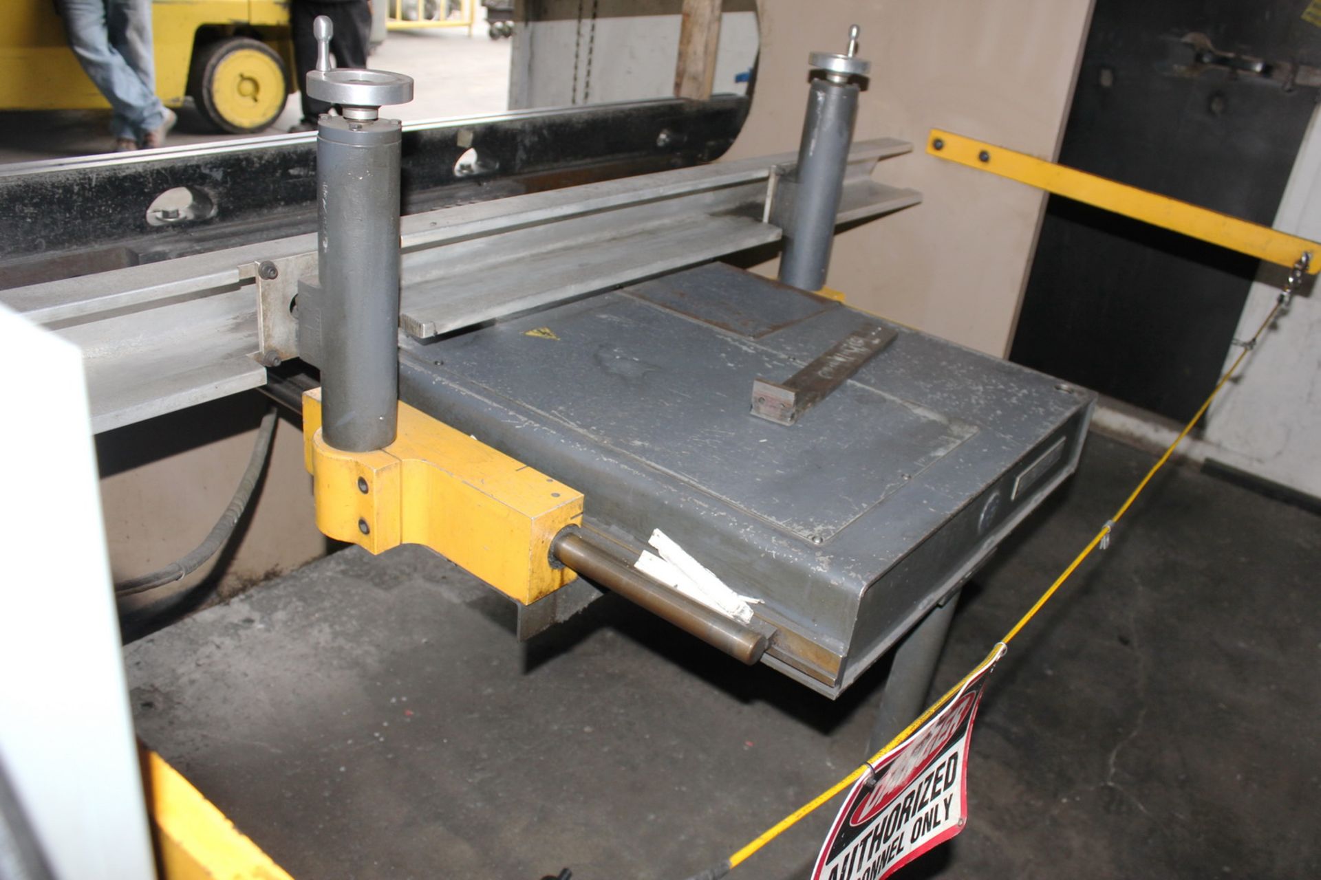 Cincinnati CNC Hydraulic Press Brake 90 Ton x 8'. LOADING FEE FOR THIS LOT: $950 - Image 6 of 19