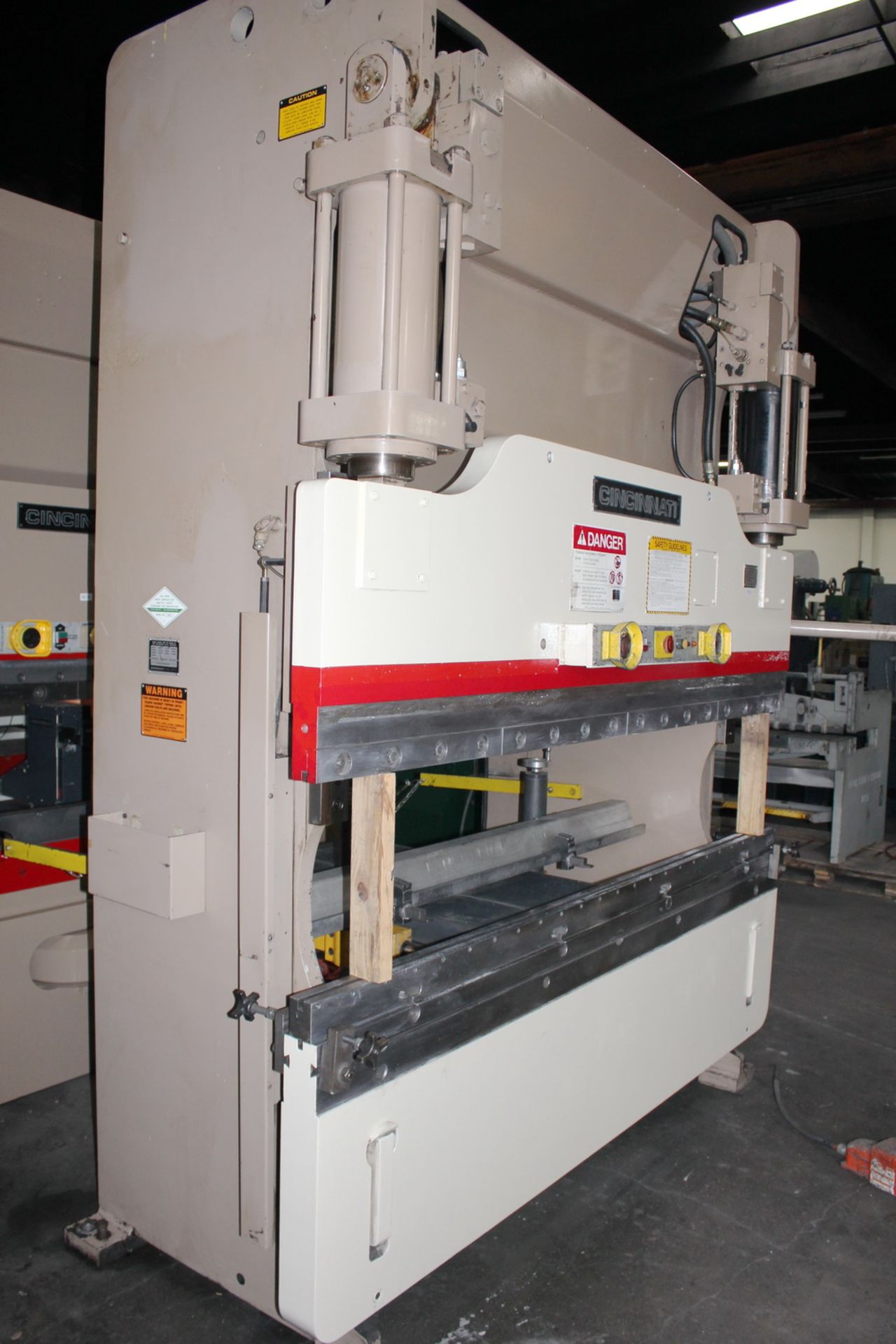 Cincinnati CNC Hydraulic Press Brake 90 Ton x 8'. LOADING FEE FOR THIS LOT: $950 - Image 8 of 19