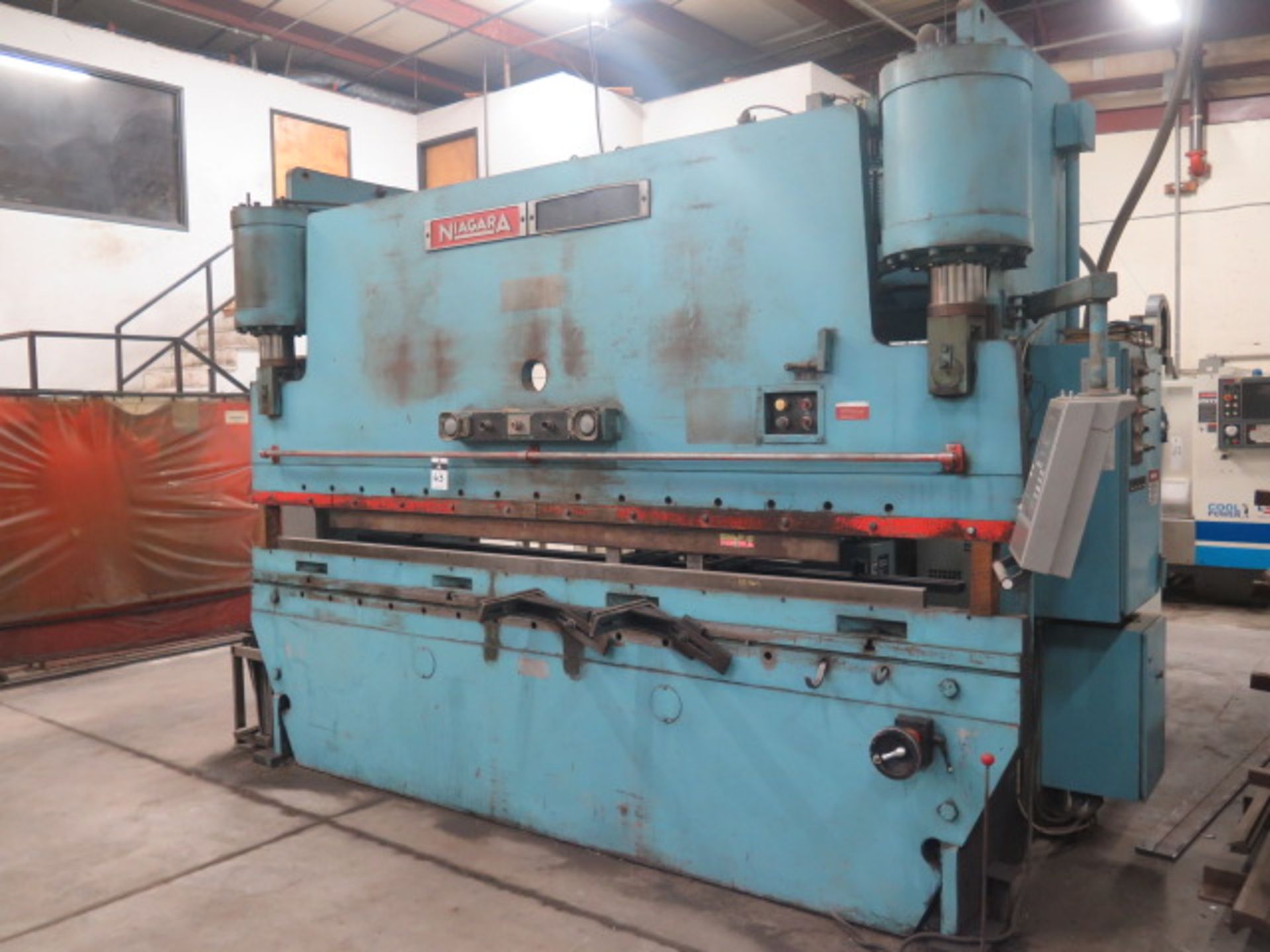 Niagara CNC Hydraulic Press Brake 175 Ton x 12'. LOADING FEE FOR THIS LOT: $1200 - Image 2 of 12