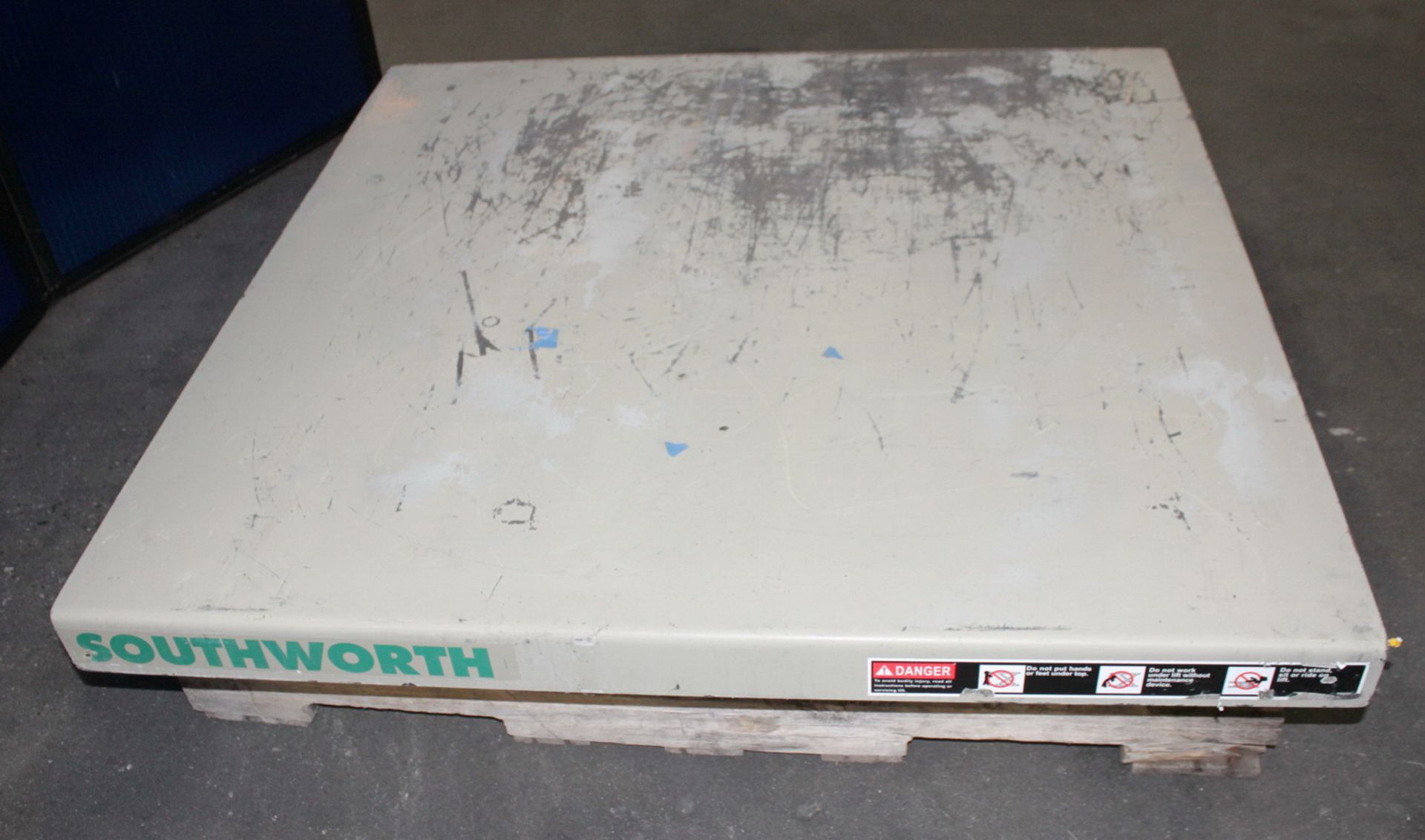 Southworth Hydraulic Lift Table 2,000 Lbs. x 48'' x 48''. LOADING FEE FOR THIS LOT: $25 - Image 3 of 7