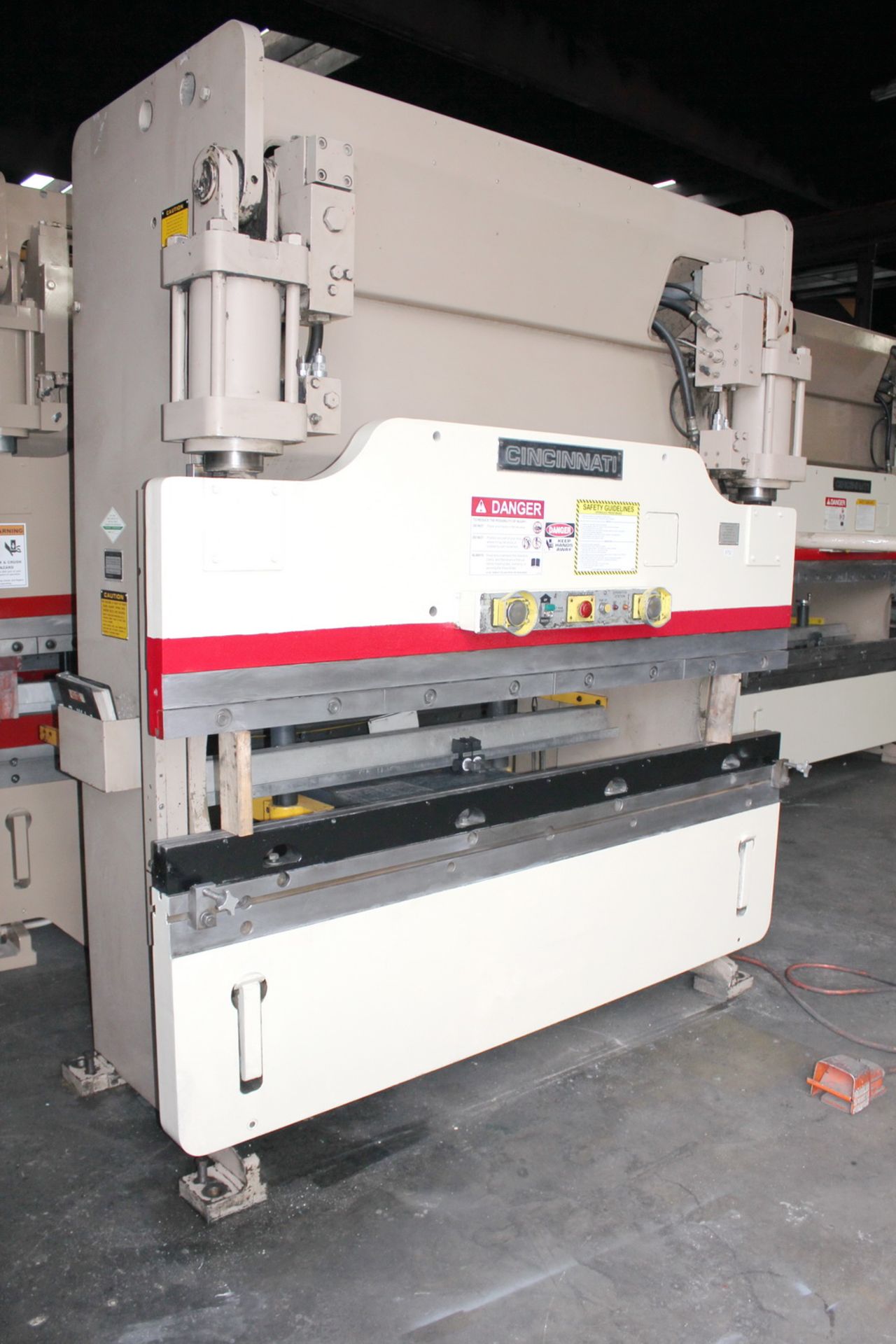 Cincinnati CNC Hydraulic Press Brake 90 Ton x 8'. LOADING FEE FOR THIS LOT: $950 - Image 2 of 19