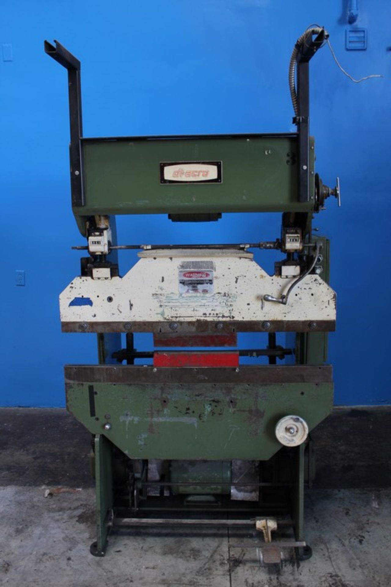 Di-Acro Hydra-Mechanical Press Brake 17 Ton x 4'. LOADING FEE FOR THIS LOT: $325