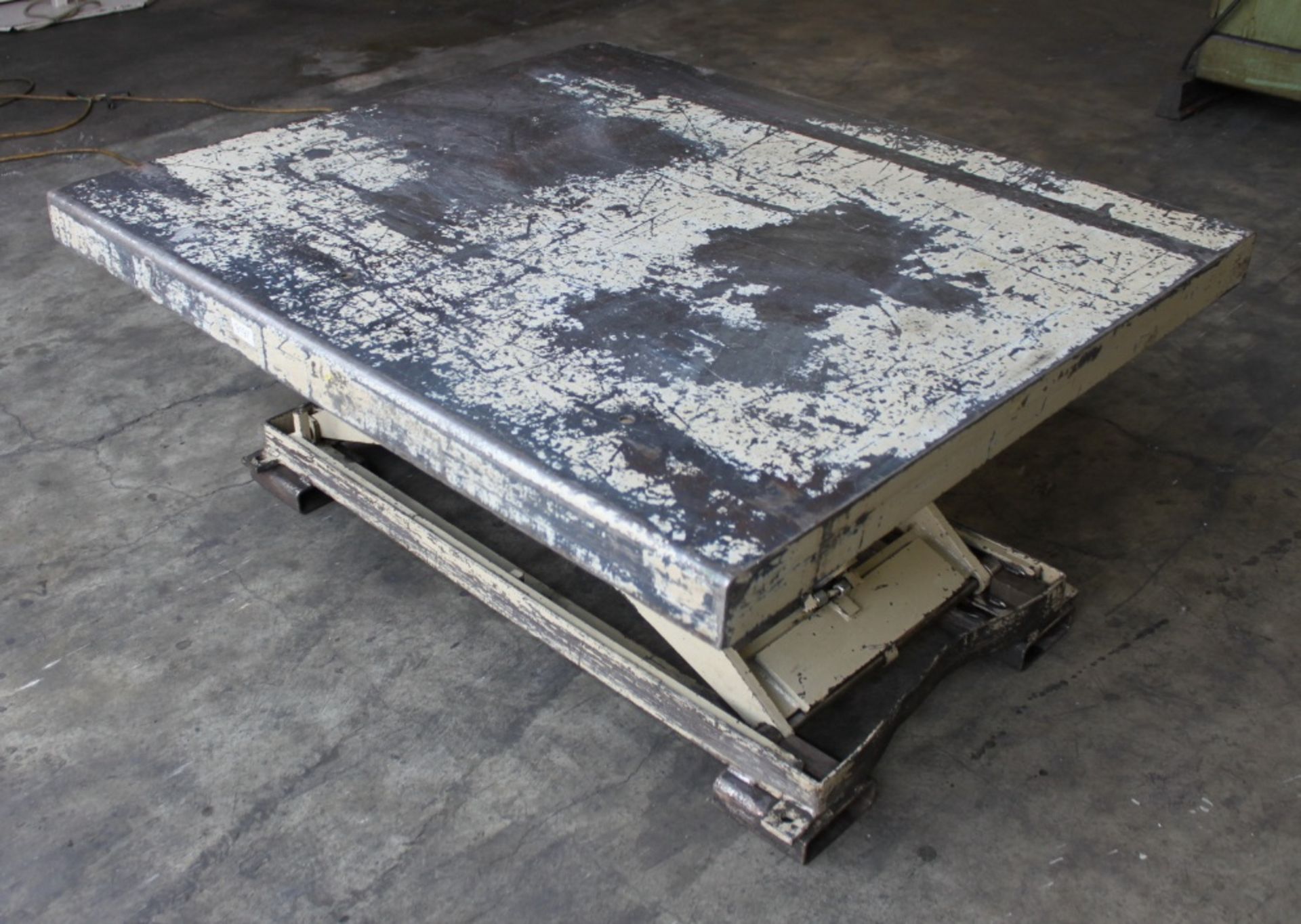 Southworth Hydraulic Lift Table 2,000 Lbs. x 46'' x 52''. LOADING FEE FOR THIS LOT: $50 - Image 2 of 9