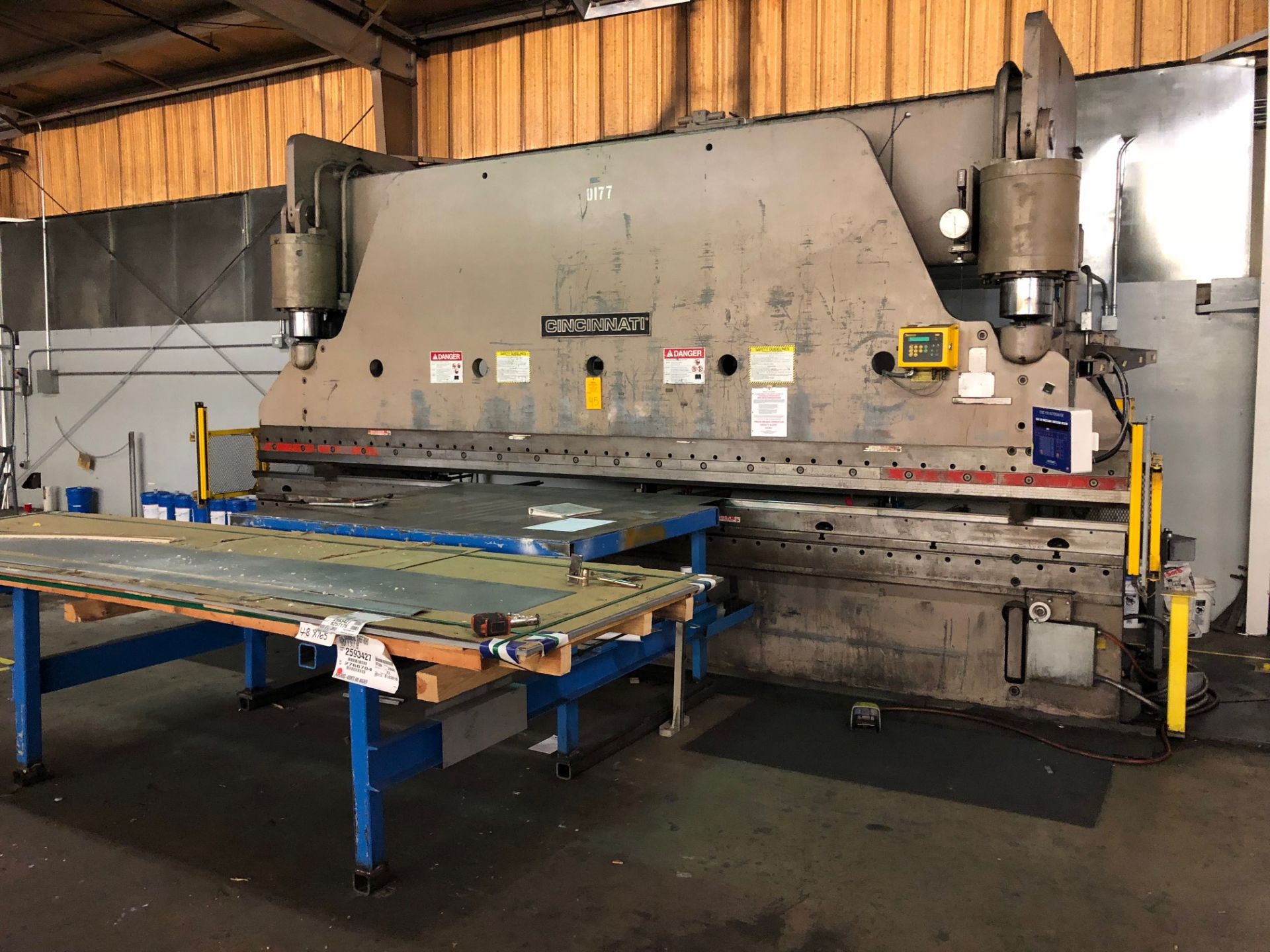 Cincinnati - CNC 3 Axis Hydraulic Press Brake 300 Ton x 20' (Located in Painesville, OH -- Lot #1012 - Image 12 of 15