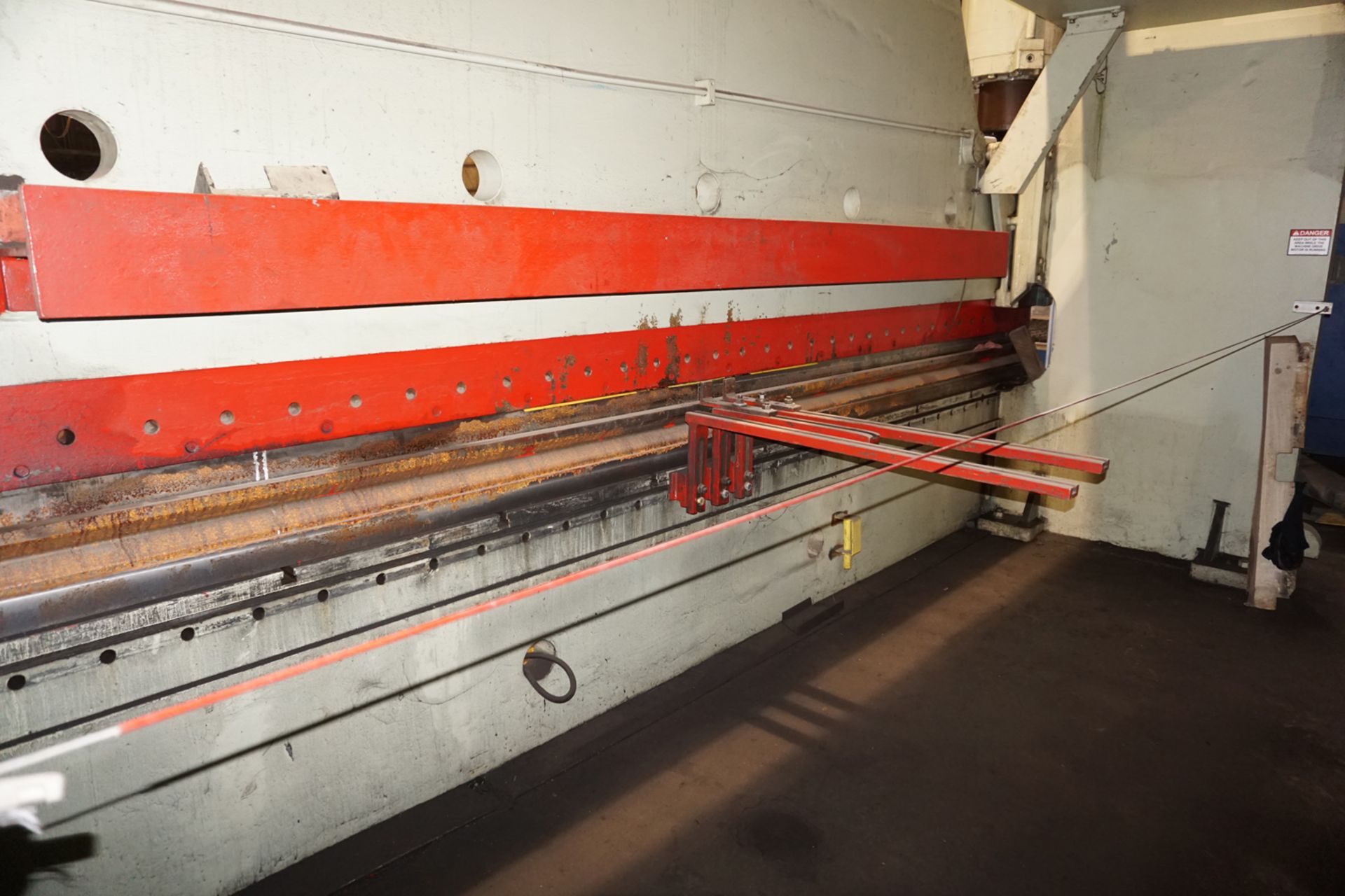 Cincinnati Hydraulic Press Brake 500 Ton x 20' (Located in Painesville, OH -- lot #1013) - Image 5 of 12