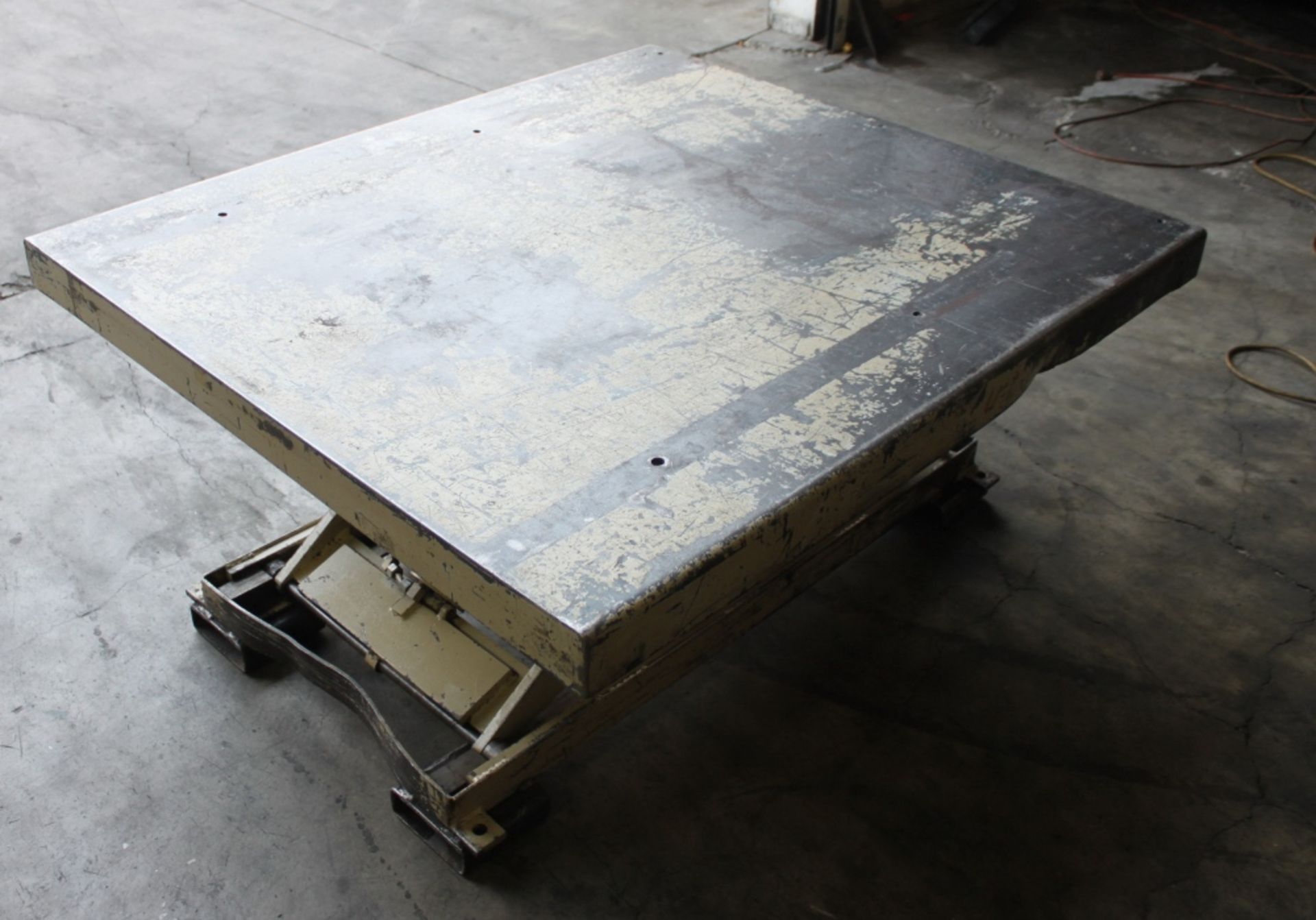 Southworth Hydraulic Lift Table 2,000 Lbs. x 46'' x 52''. LOADING FEE FOR THIS LOT: $50 - Image 4 of 9