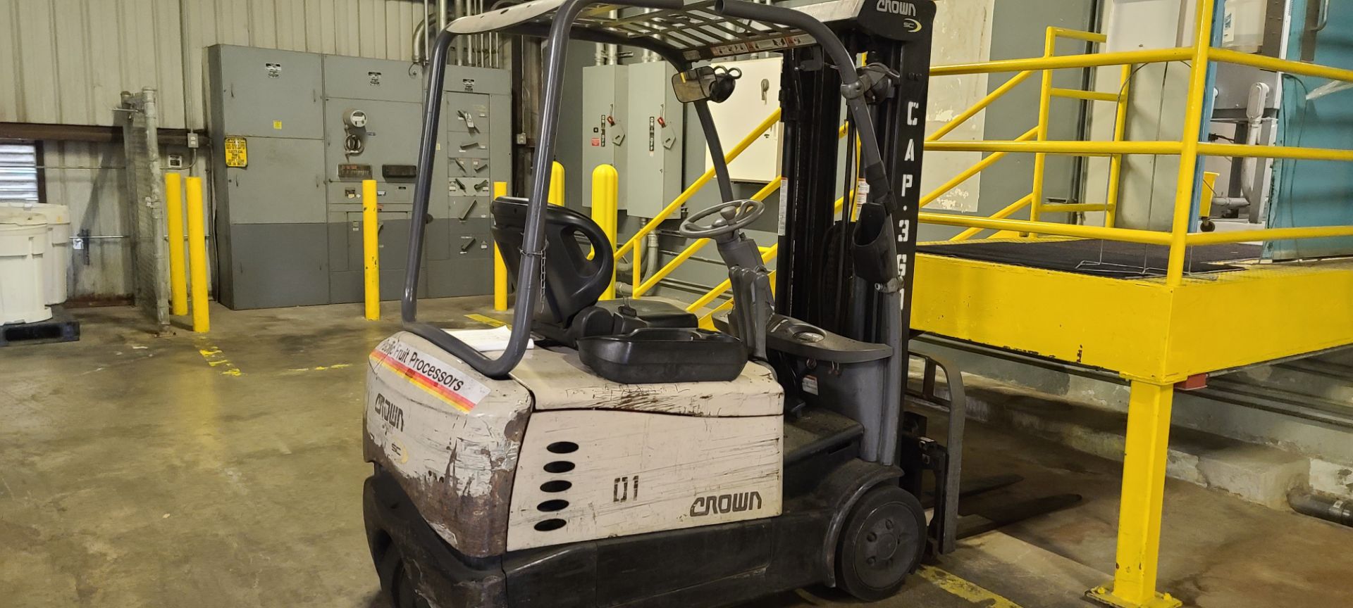 Crown mod. 5200 Series. 55-SSS-A060 Electric 3,600lbs cap. Forklift w/ side shift 2 stage mast hours - Image 2 of 3