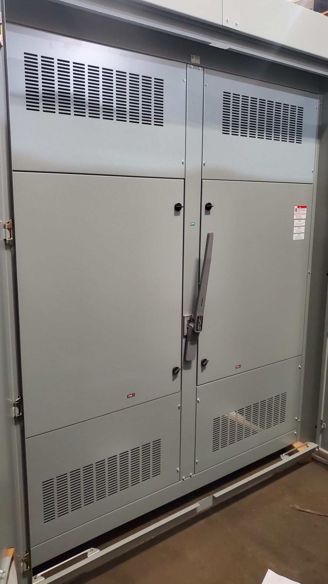 PCT Cat SL3613 Manual Transfer Switch 4000 Amp, 3 PH, 4 Wire (LOADING FEES: $200) - Image 2 of 3