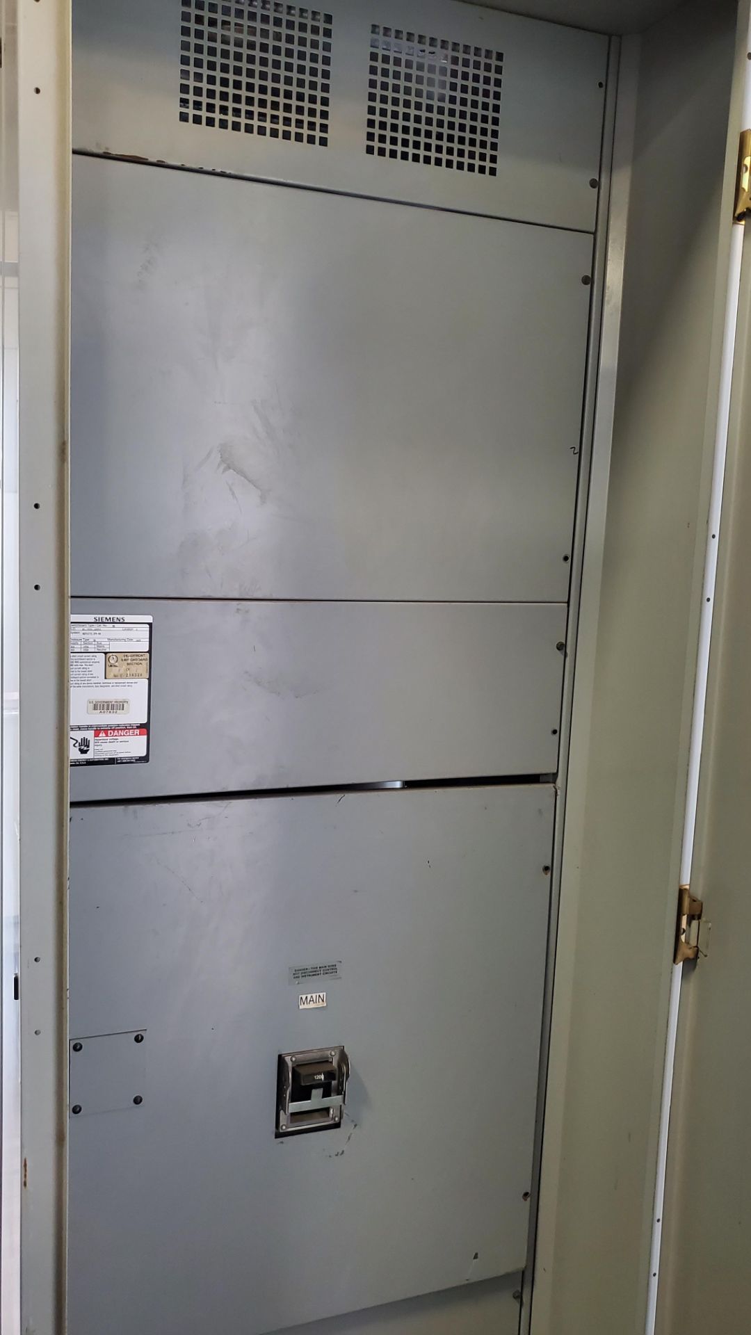 (Lot) Siemens Switchboard 1200A, Nema 3 Enclosure w/ Circuit Breaker (LOADING FEES: $150) - Image 2 of 3