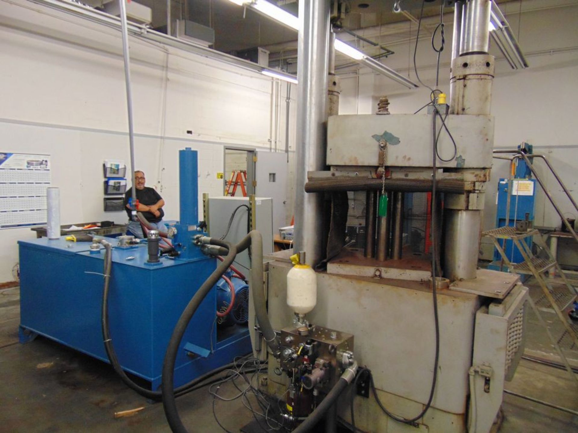 Fatigue Tester mod. RL600/1000 Two Post Hyd. w/ Dynex 60 (Pit) HP Hyd. Unit (LOADING FEES: Call - Image 3 of 4