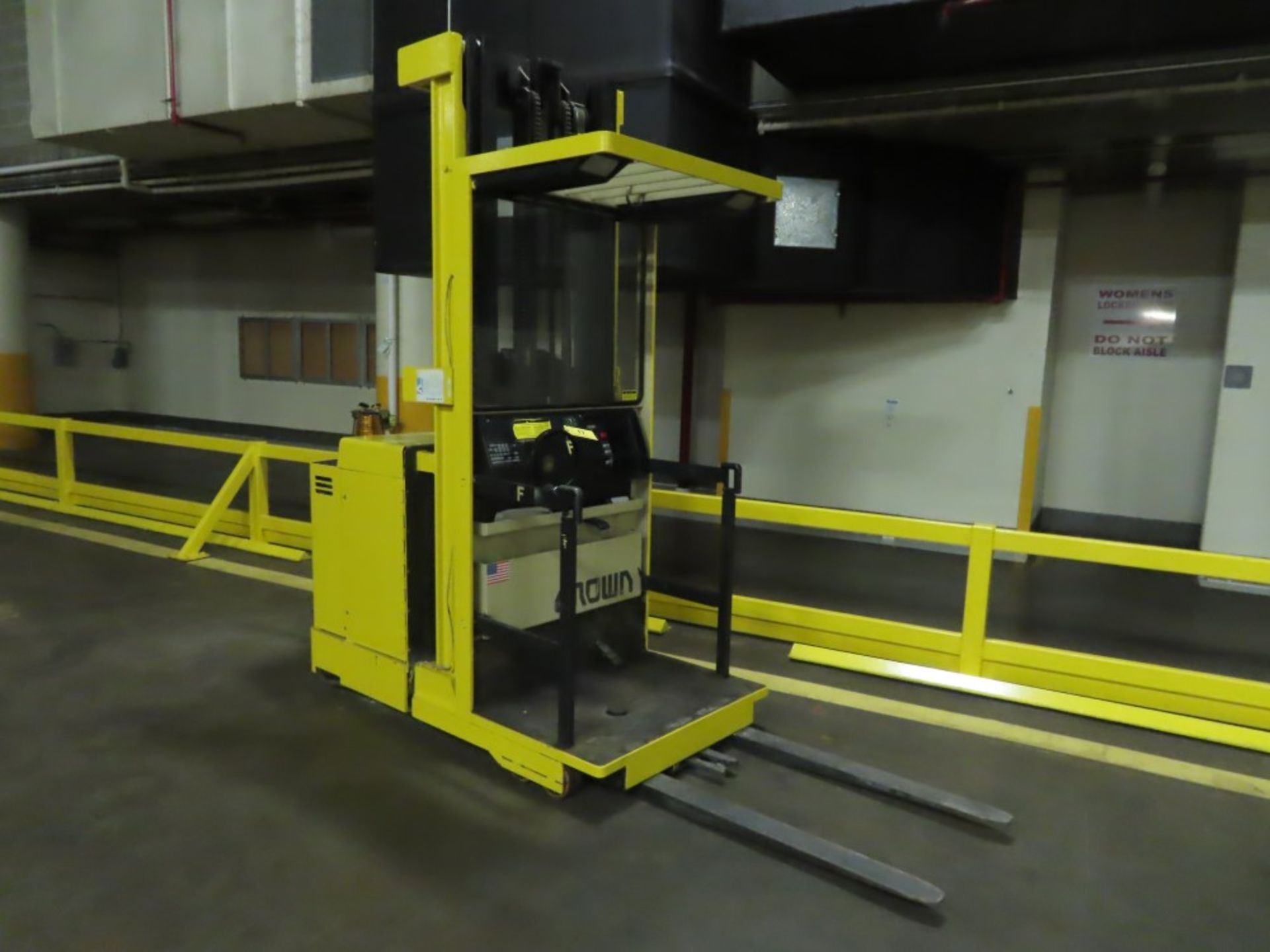 Crown Stand Up Aisle Lift Truck (SEE NOTE) - Image 4 of 4