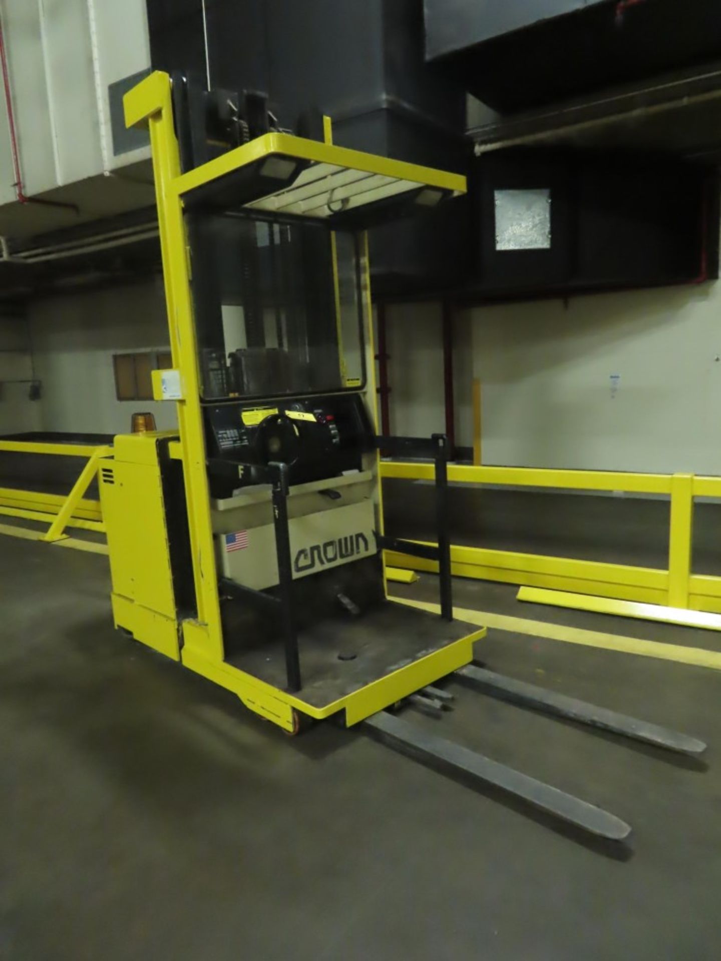 Crown Stand Up Aisle Lift Truck (SEE NOTE)