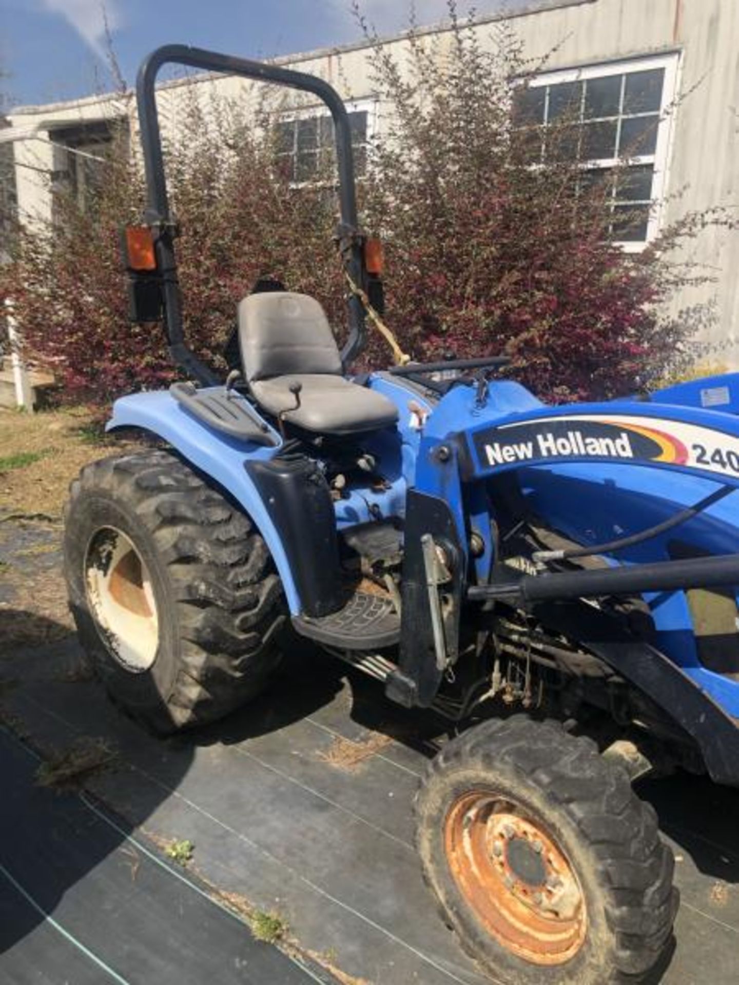 Tractor by New Holland Model: TC33DA w/ 240TL Bucket, 2,049.7 Hours, SN:G100372 / 4A13D - Image 9 of 22