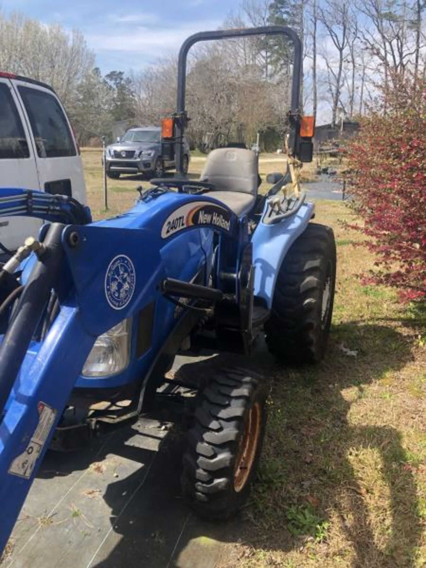 Tractor by New Holland Model: TC33DA w/ 240TL Bucket, 2,049.7 Hours, SN:G100372 / 4A13D - Image 4 of 22