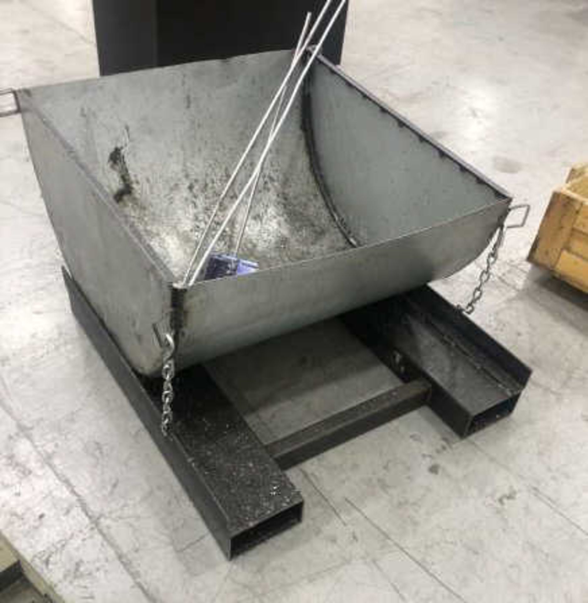 Homemade self dumping hopper for forklift