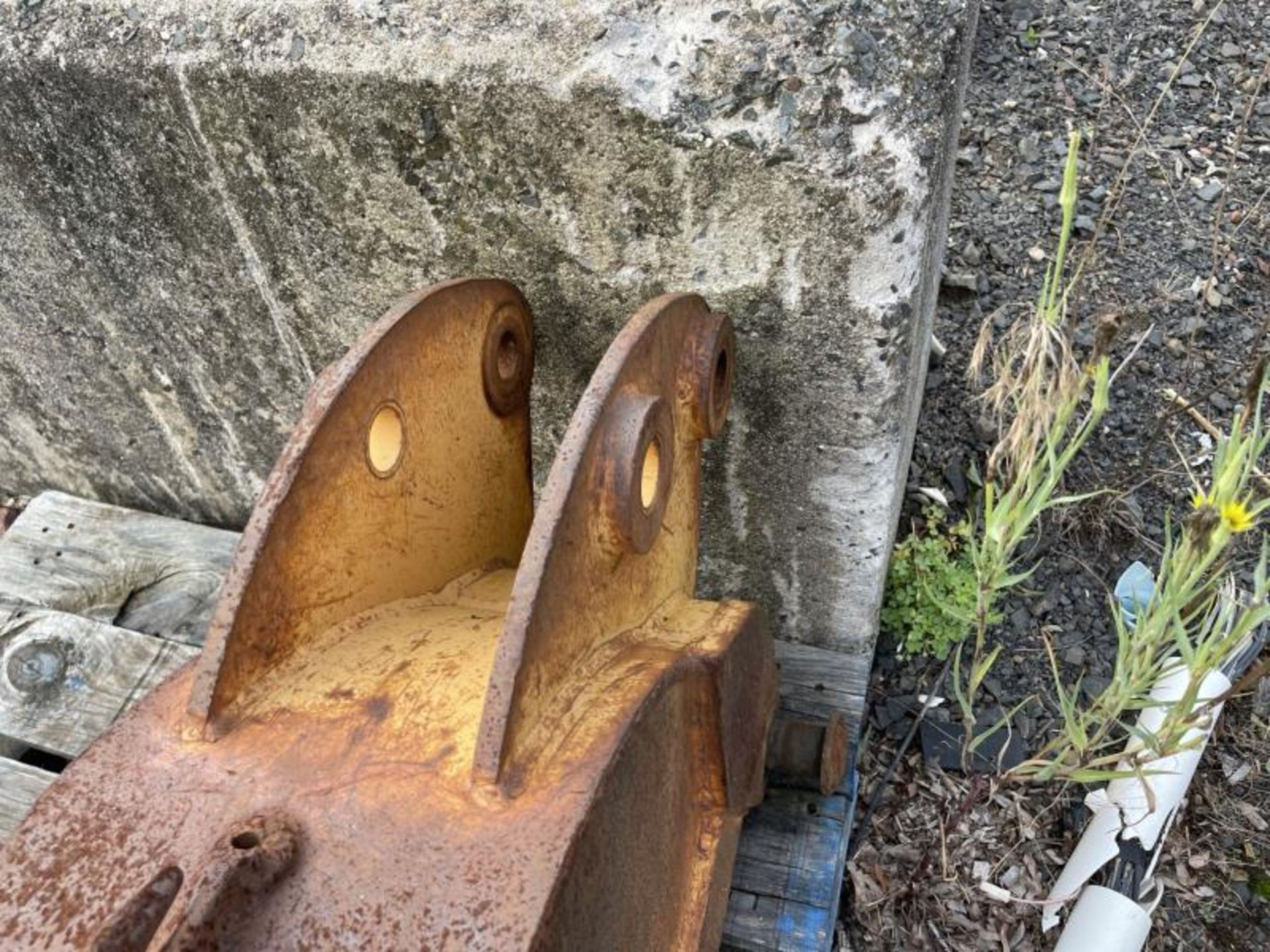 Bucket for backhoe 11.5" wide - Image 2 of 3