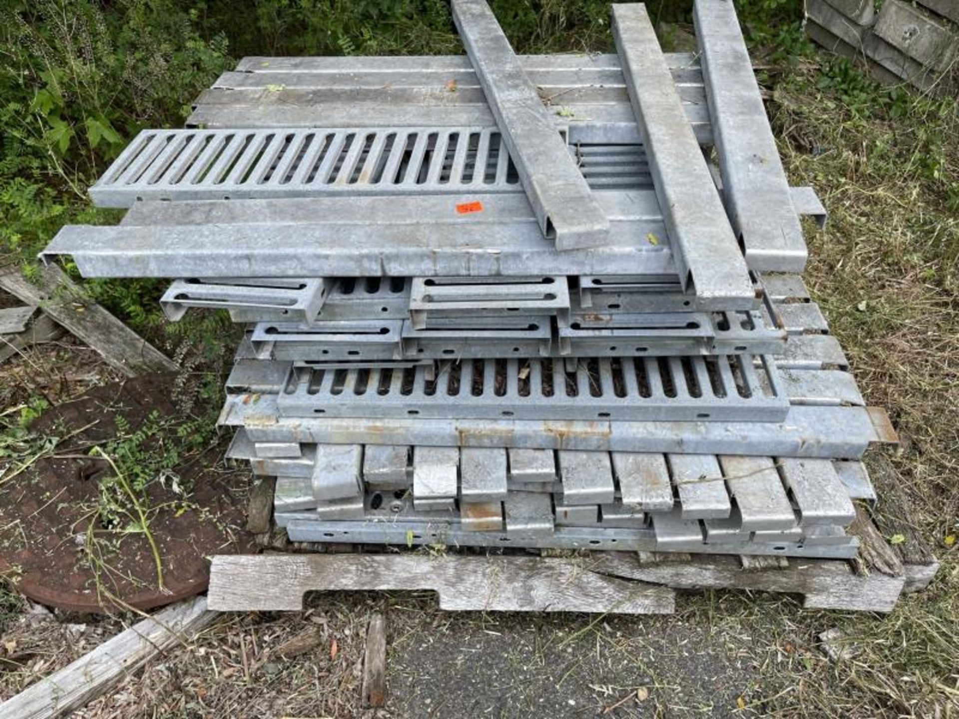 Pallet of crossbeams for pallet racking