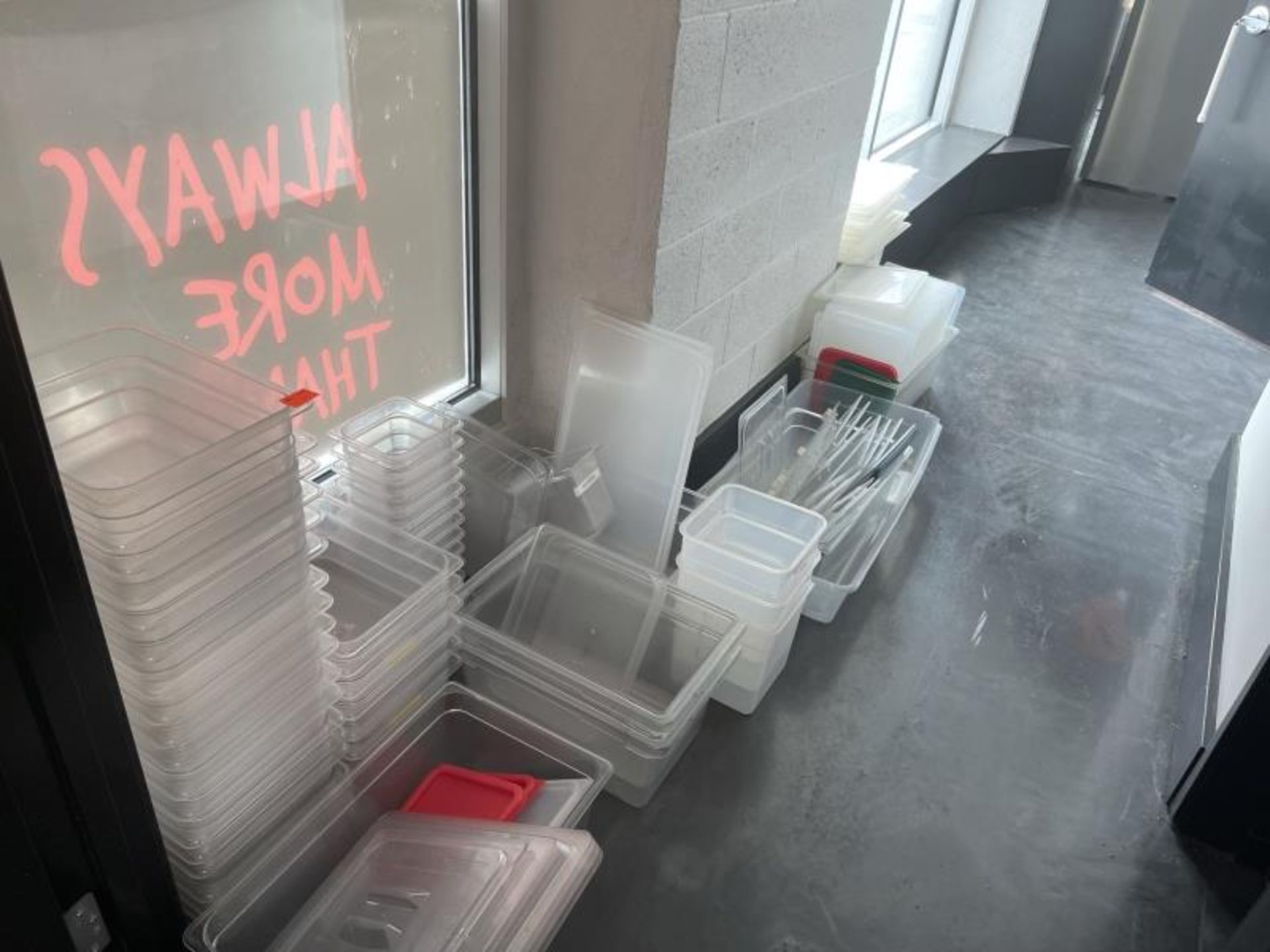 Lot of plastic food storage containers - Image 4 of 4