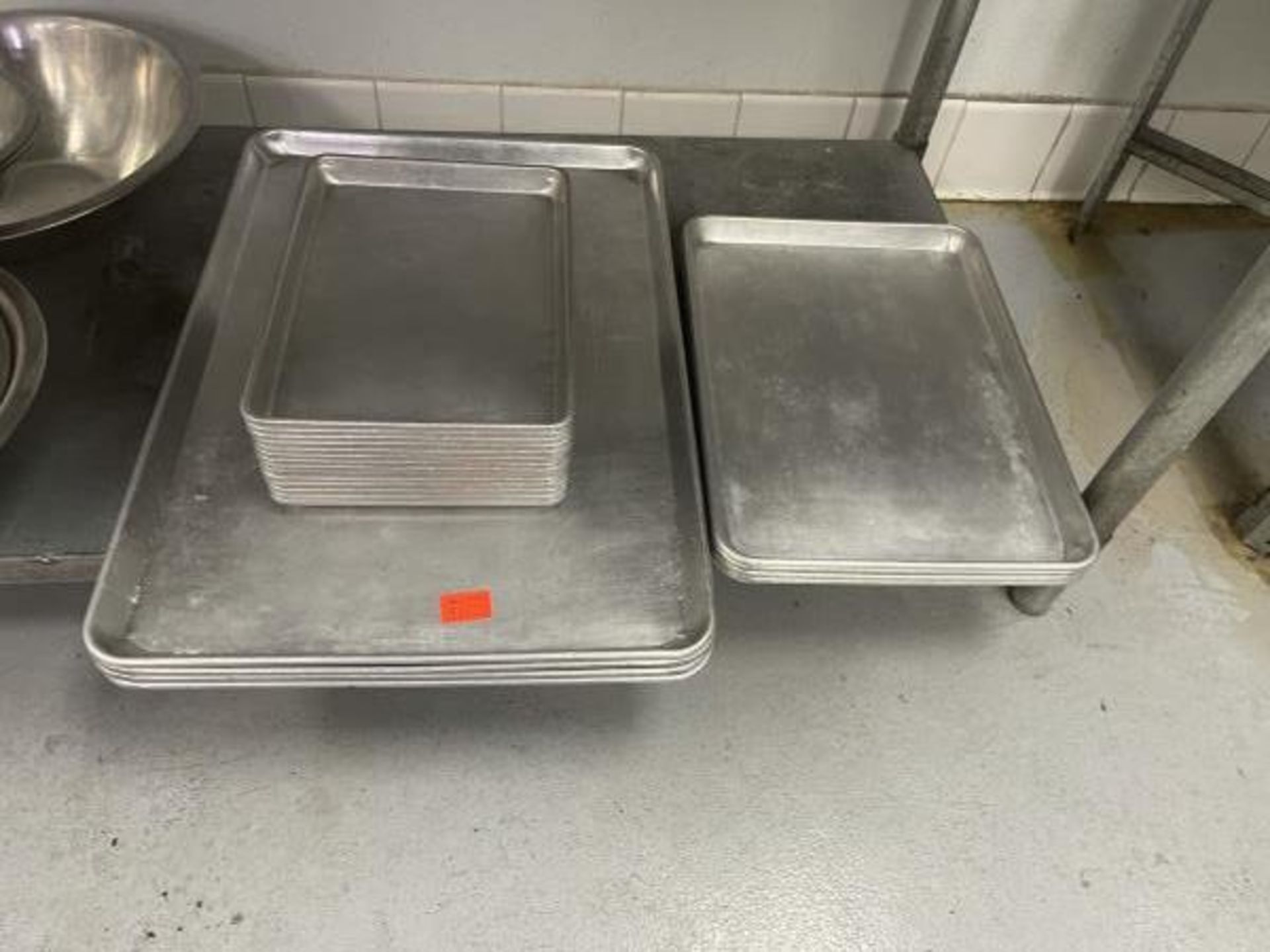 Lot of aluminum sheet pans