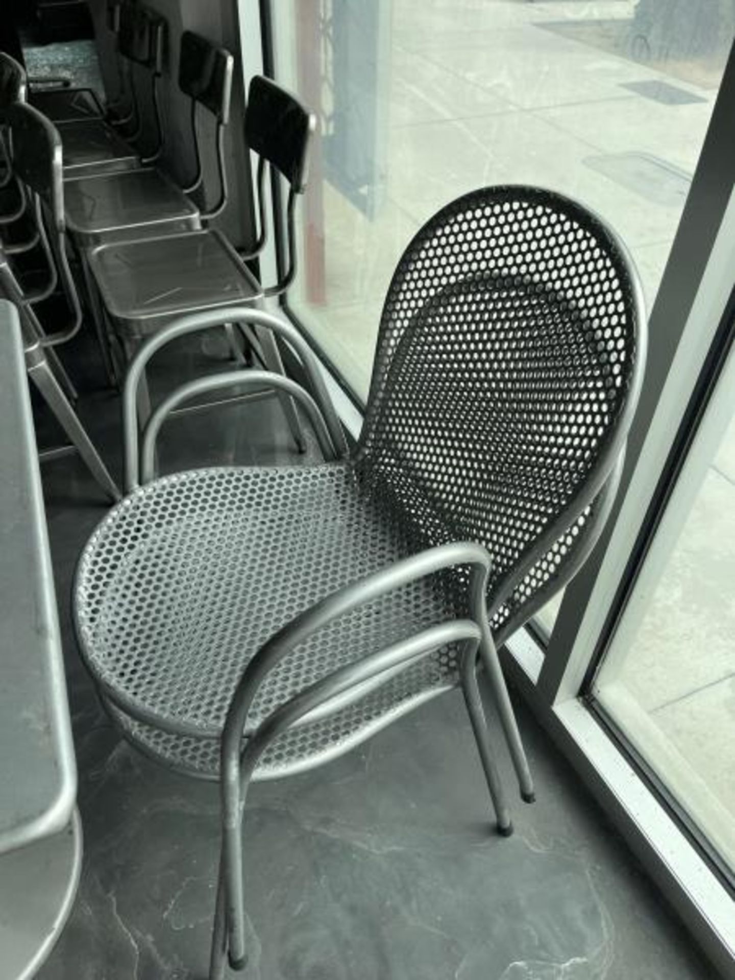 Lot of 2 metal tables with 2 metal chairs - Image 2 of 3