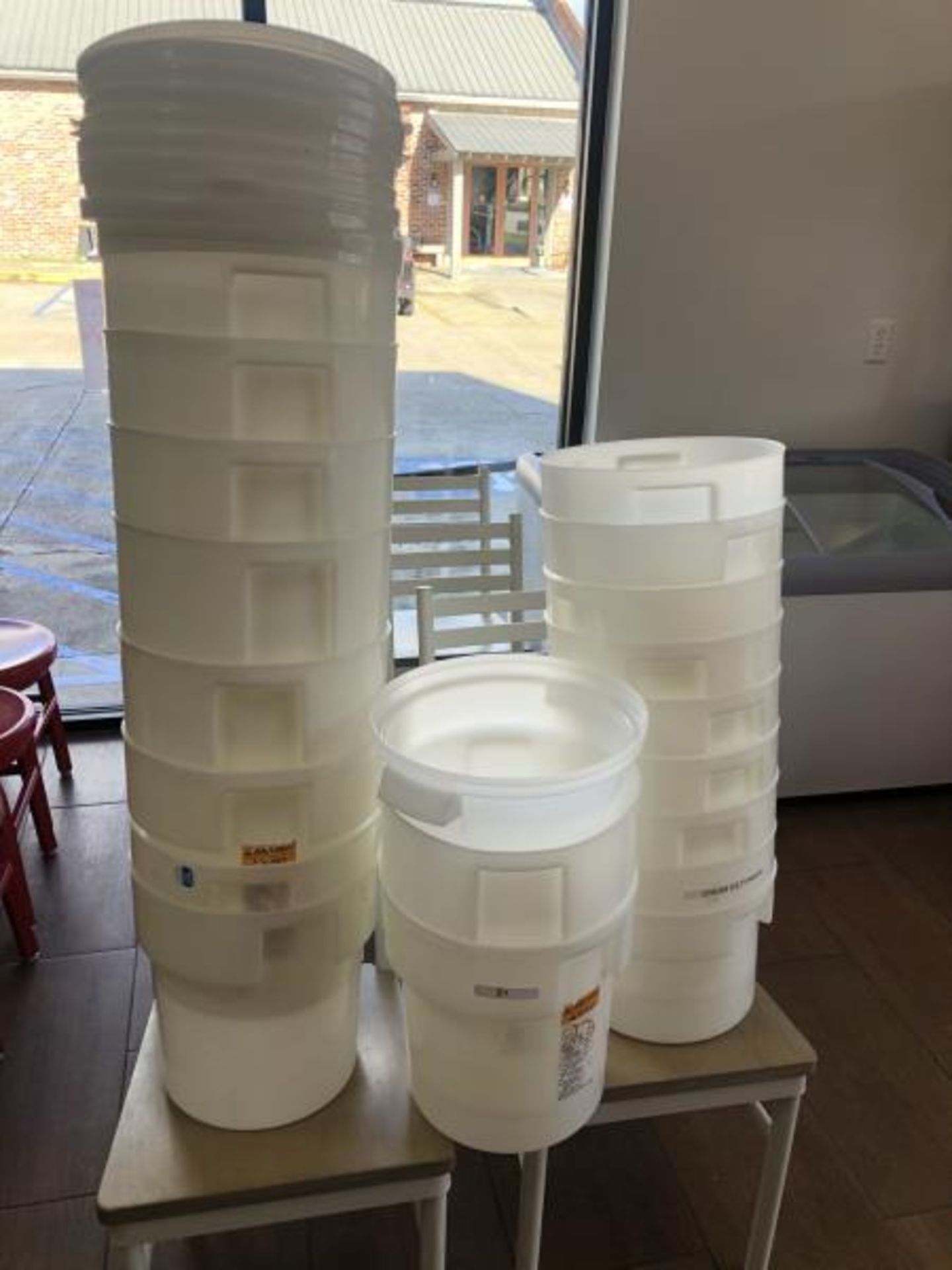 Lot: 19 Tubs with 11 Lids