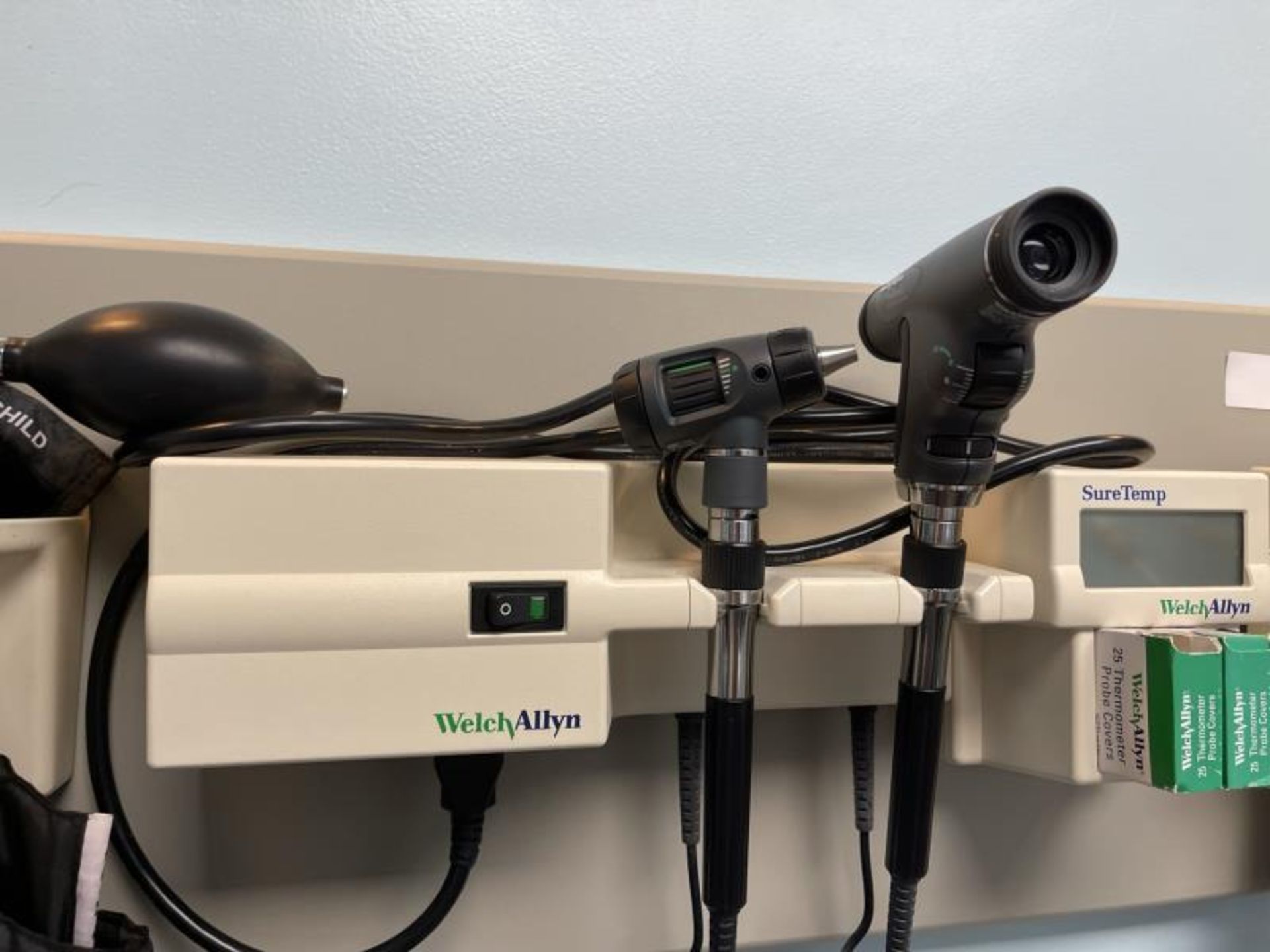 Welch Allyn Integrated Wall Diagnostic Set w/ Pan Optic Ophthalmoscope, Otoscope *+ - Image 3 of 4