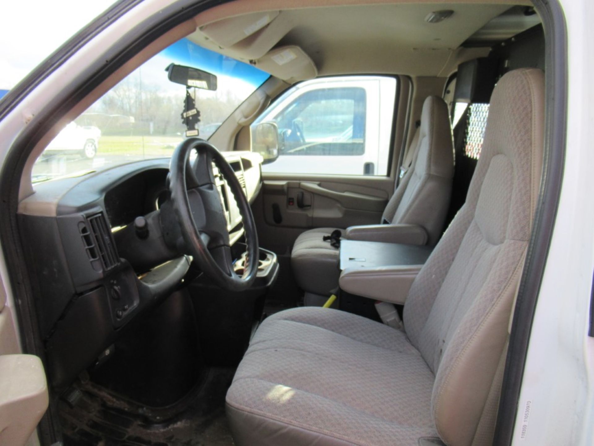 2005 Chevrolet Express Cargo Van, VIN 1GCFG15X651257294, Automatic, AC, AM/FM, Towing, Cracked - Image 26 of 33