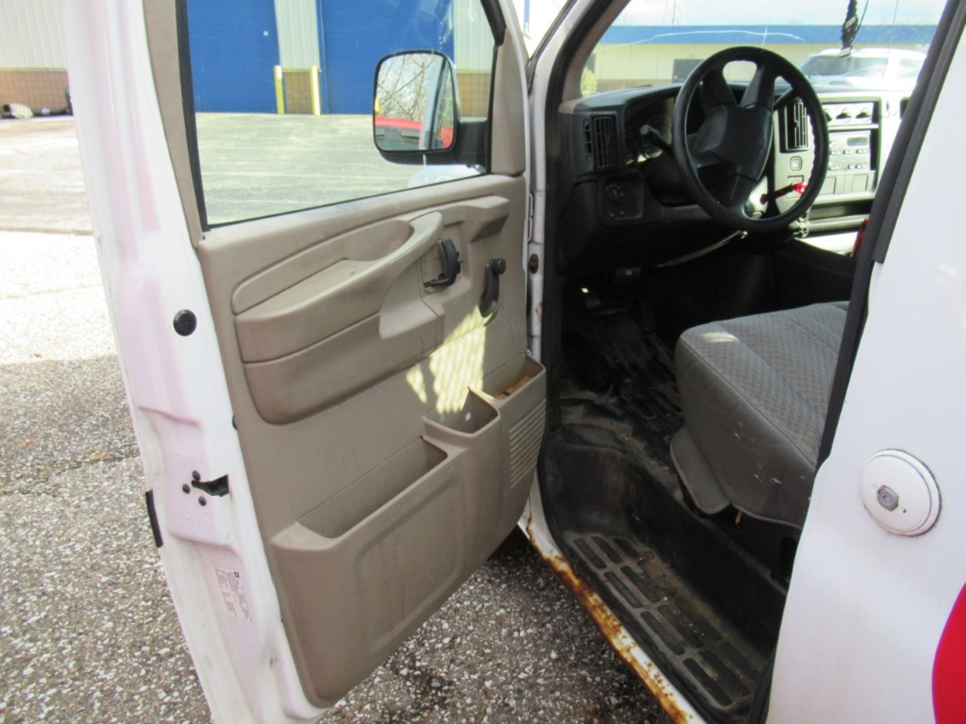 2005 Chevrolet Express Cargo Van, VIN 1GCFG15X651257294, Automatic, AC, AM/FM, Towing, Cracked - Image 25 of 33