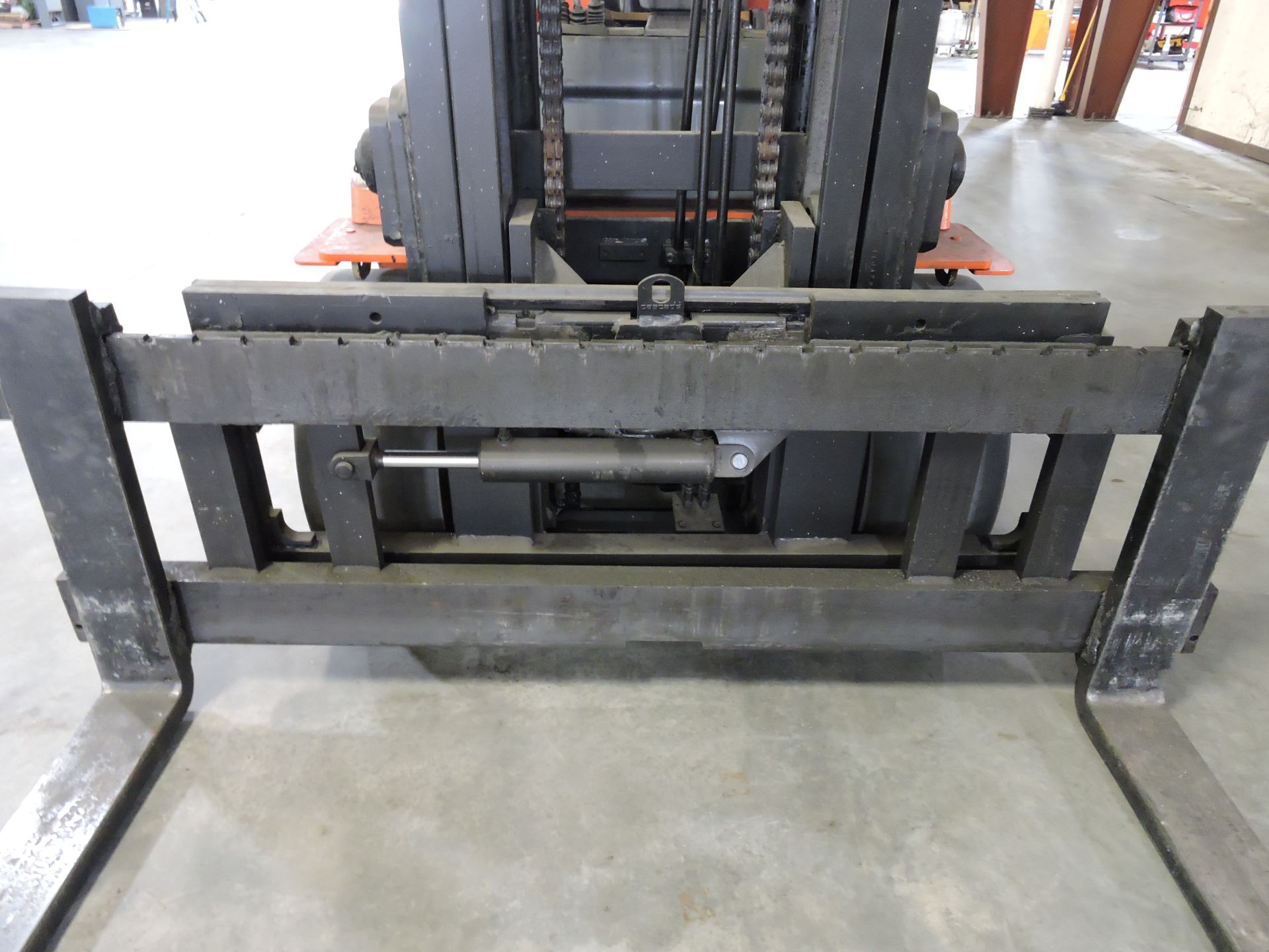 Toyota Model 7FGCU70 Forklift 14,600 lb. Lifting Cap. @ 24", Hard Tire, LP Gas, 12' Mast, Side - Image 5 of 5