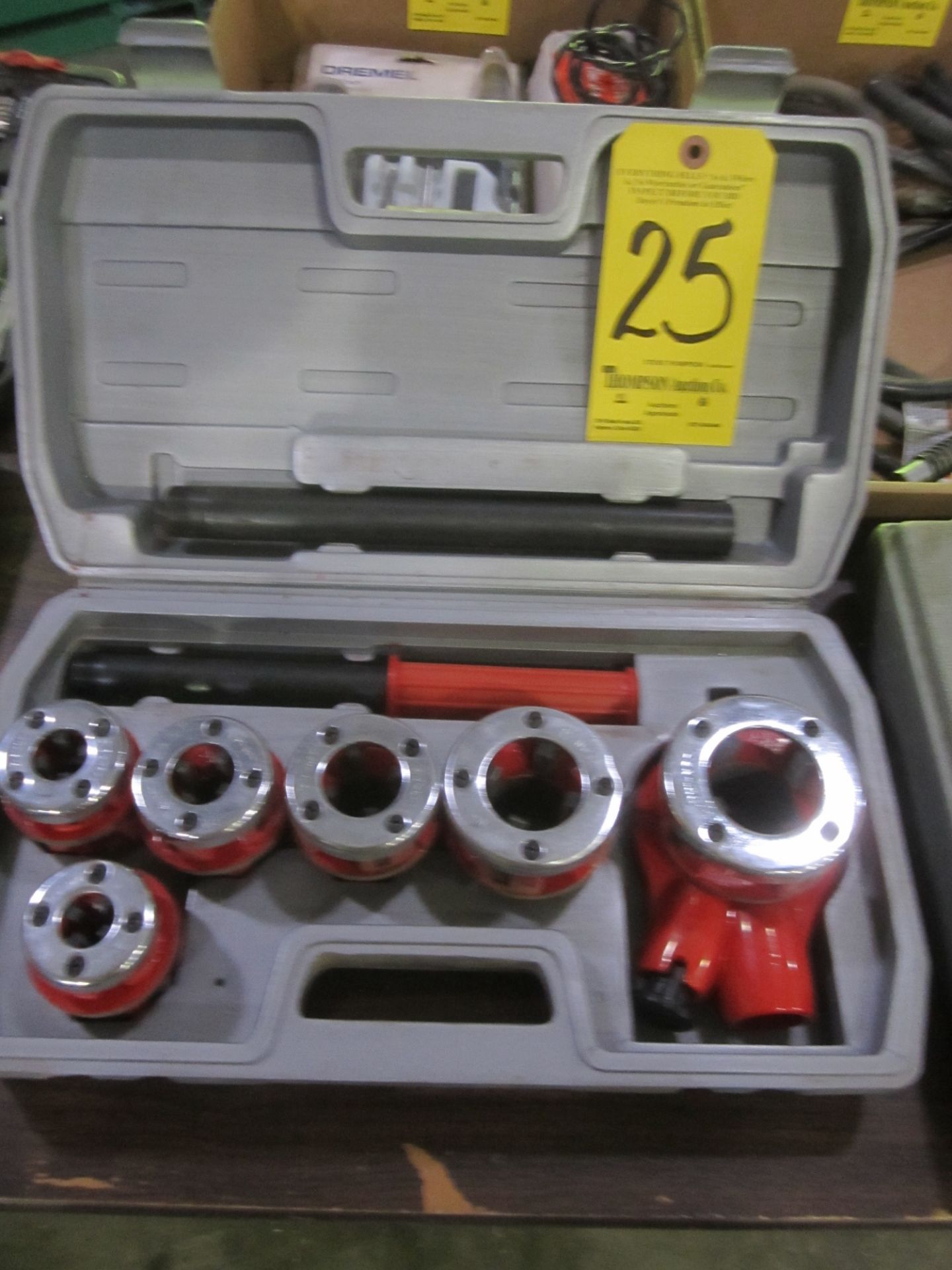 Hand Operated Pipe Threading Kit with Ratchet Handle and Threading Dies from 1/4" to 1"