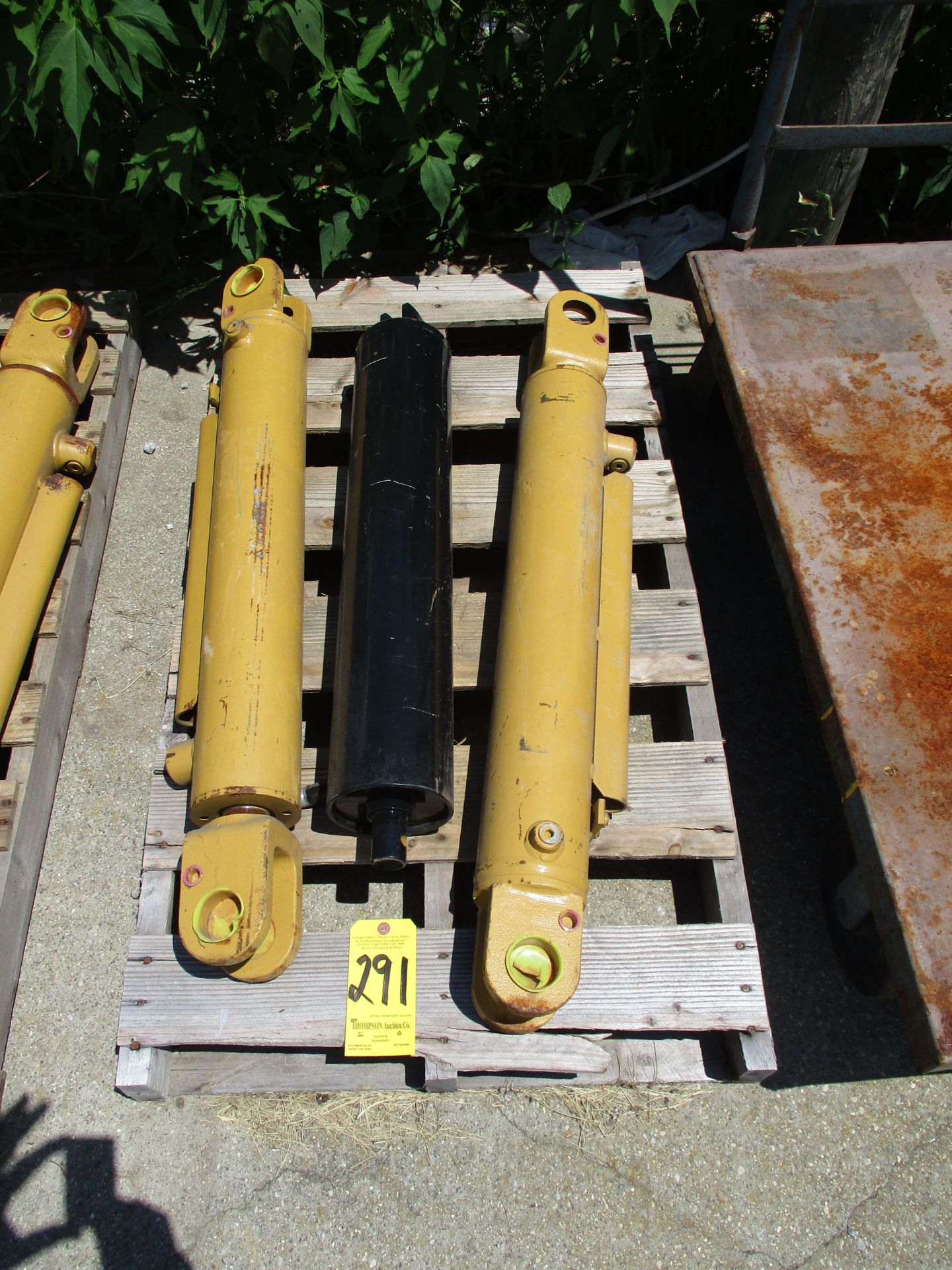 (3) Hydraulic Cylinders