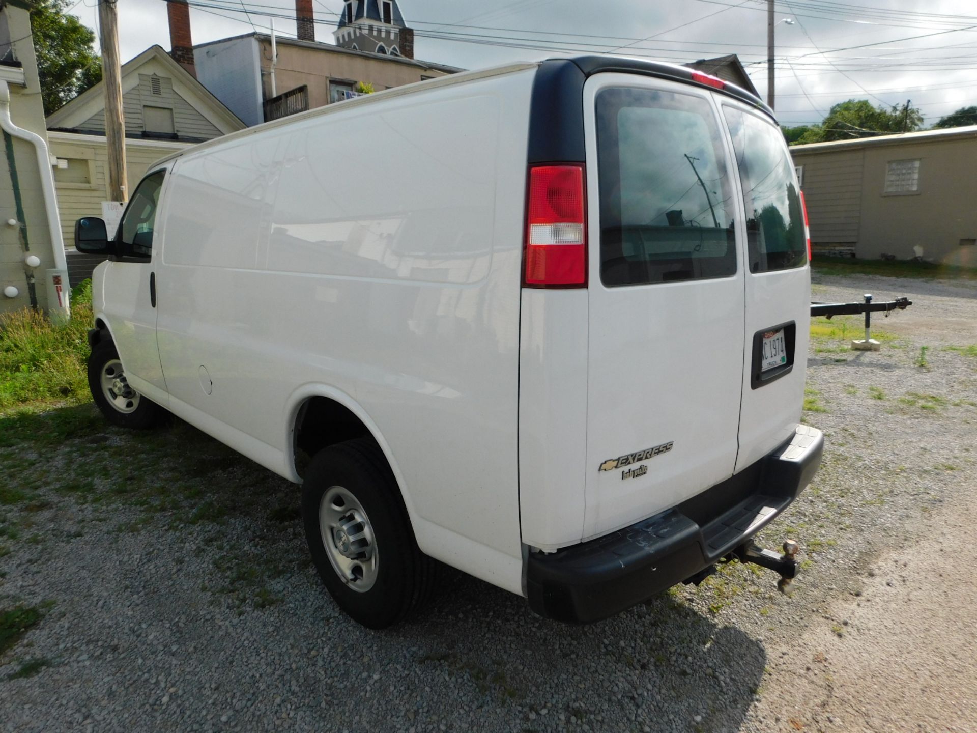 2017 Chevy 2500 Express Cargo Van, 18,100 Miles, L20 4.8L Engine, Gas Hitch, VIN 1GCWGAFF8H1347332 - Image 6 of 12