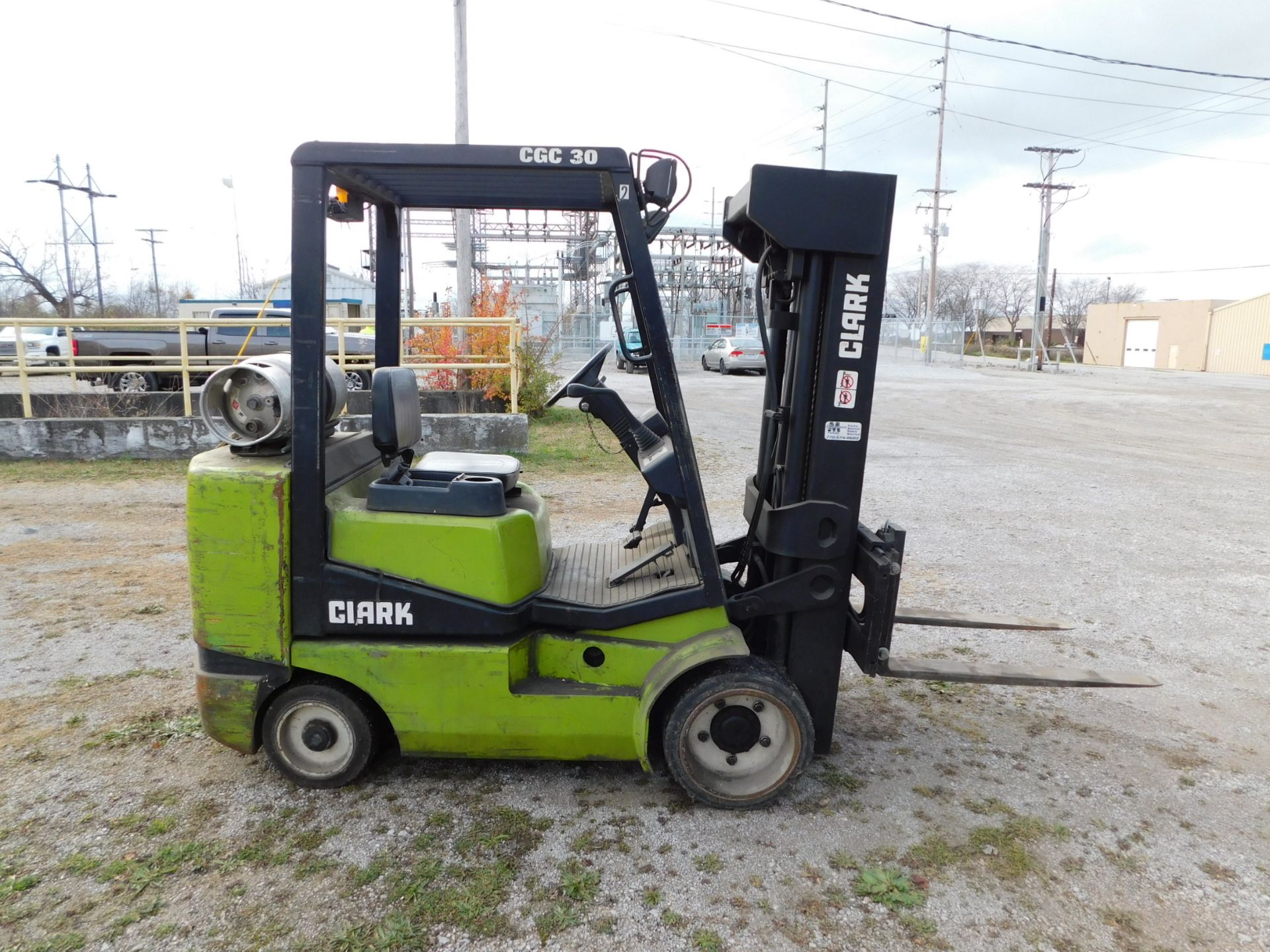 Clark Model CGC30 Forklift, SN C365L-0419-9516FB, 4,200 lb. cap., LP, Hard Tire, 3-Stage Mast, - Image 6 of 21