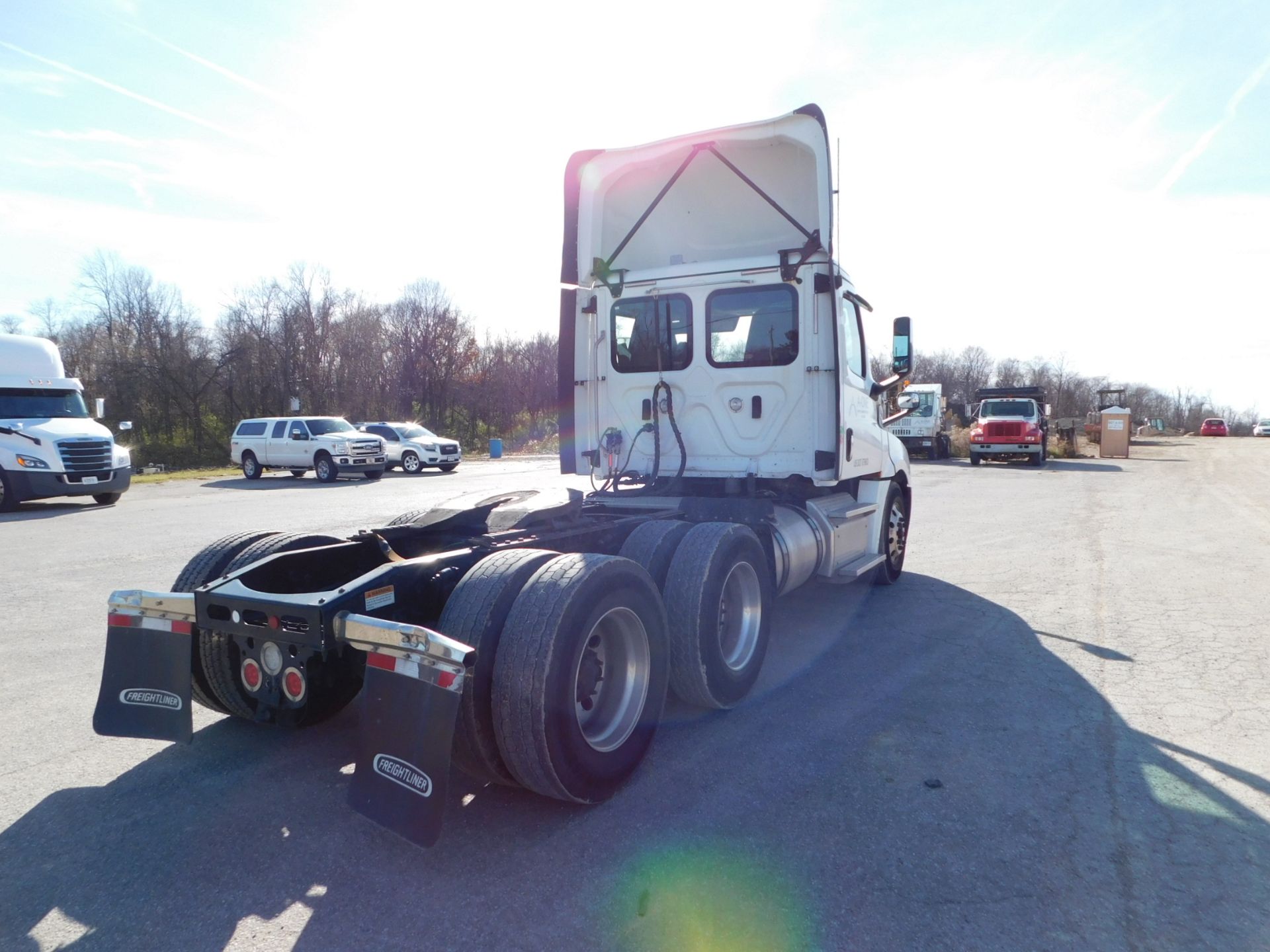 2019 Freightliner Tandem Axle Cascadia 126 Truck Tractor, Day Cab, 525 HP Detroit DD13 Diesel - Image 5 of 25