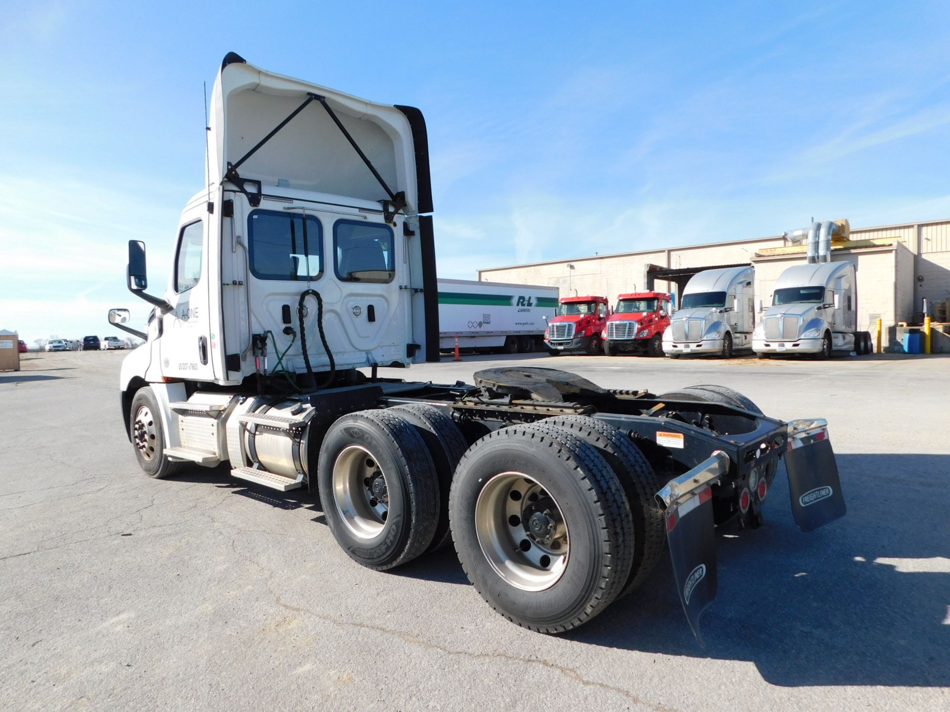 2019 Freightliner Tandem Axle Cascadia 126 Truck Tractor, Day Cab, 525 HP Detroit DD13 Diesel - Image 3 of 25