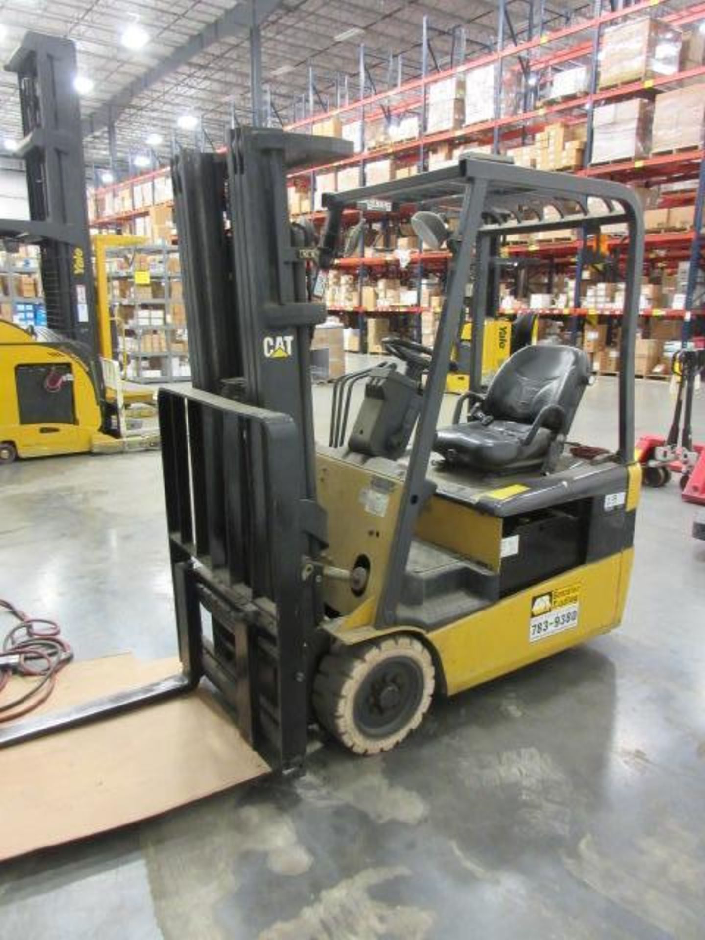 CAT 3-Wheel Electric Forklift - Image 5 of 6