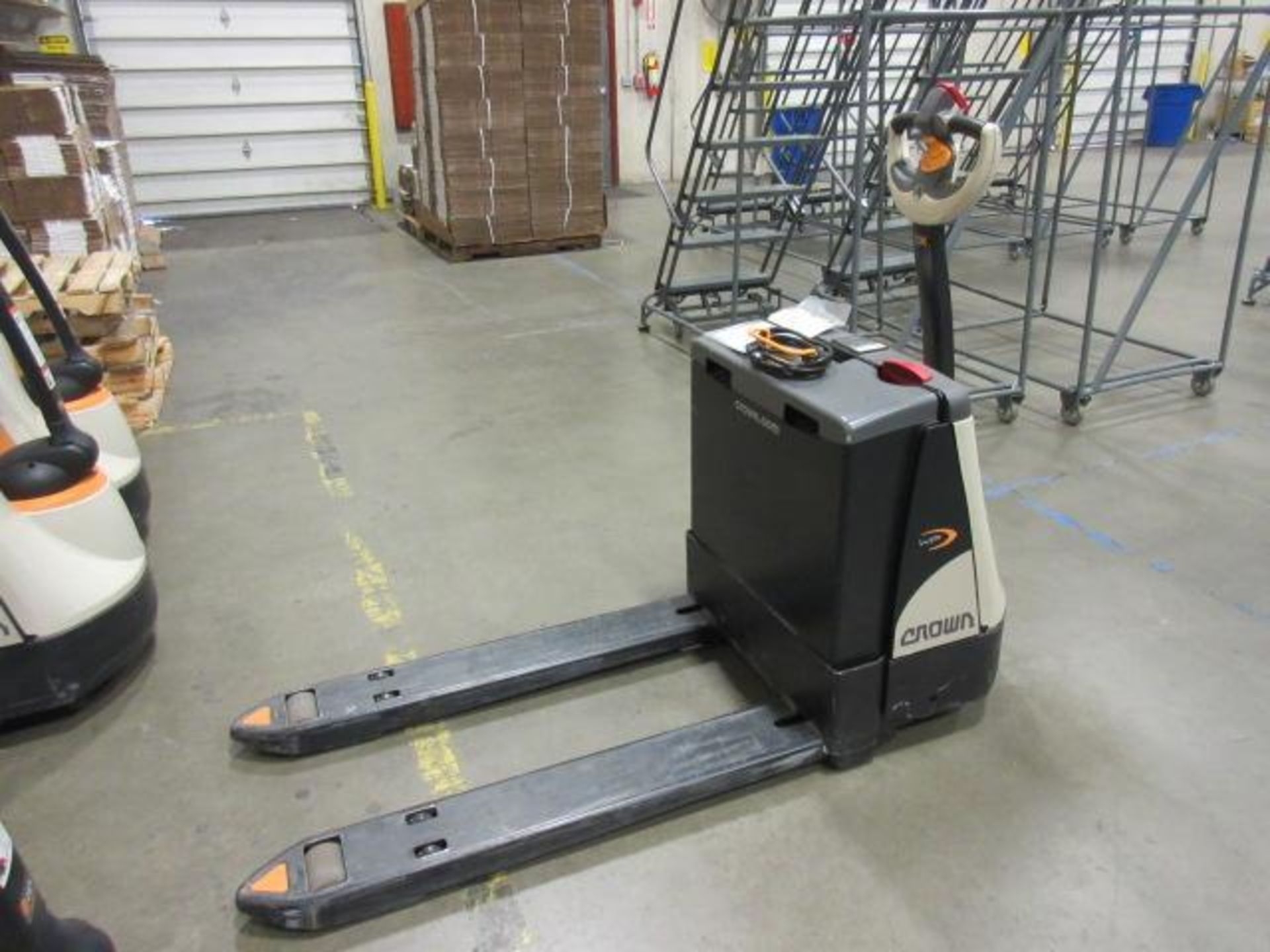 Crown Electric Pallet Jack - Image 5 of 7