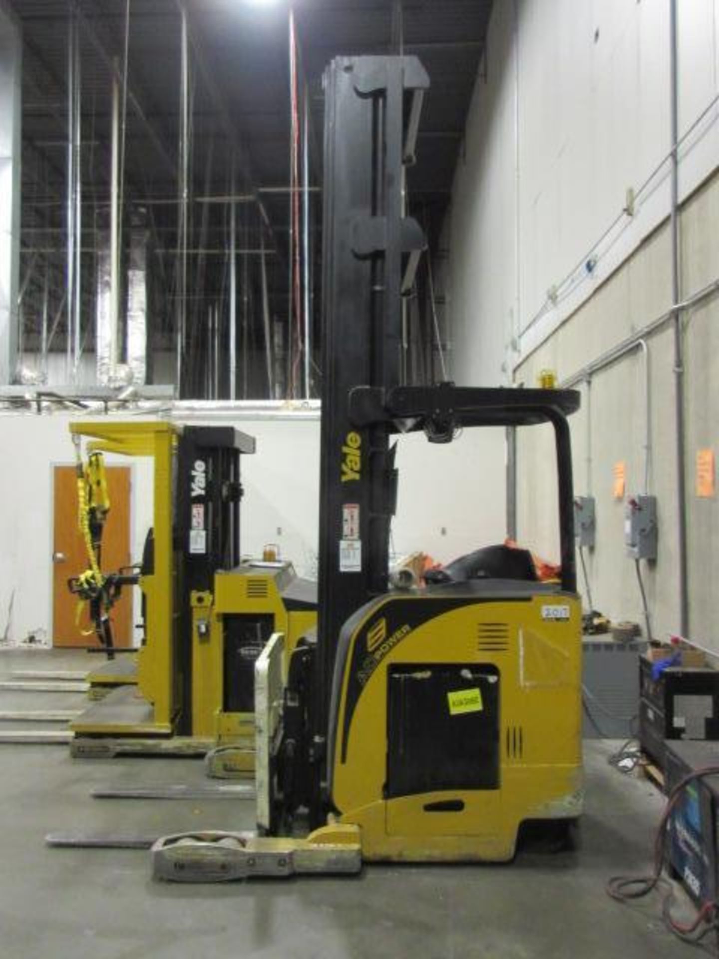 Yale Stand Up Reach Lift - Image 4 of 7