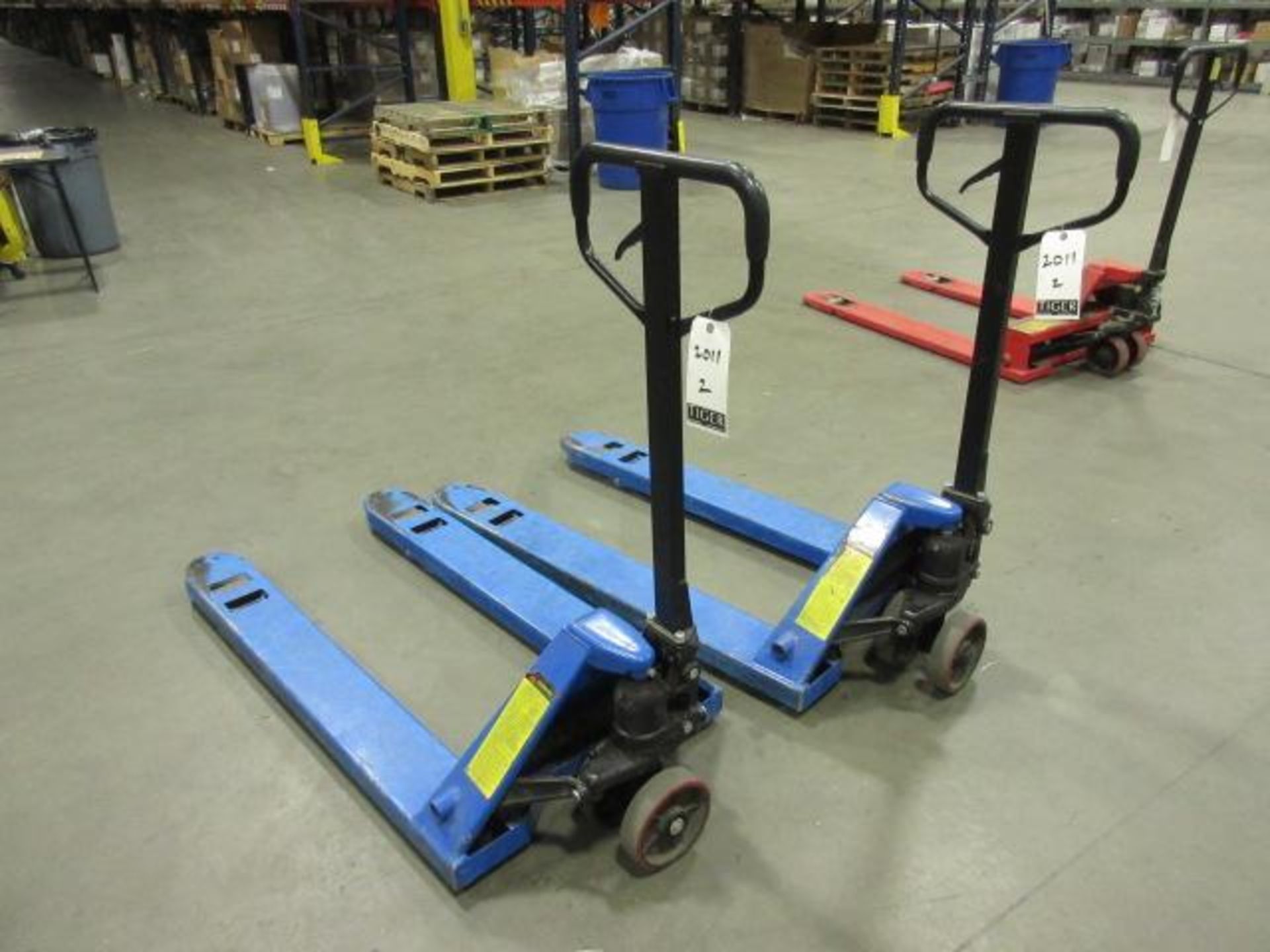 Manual Pallet Jacks - Image 4 of 4