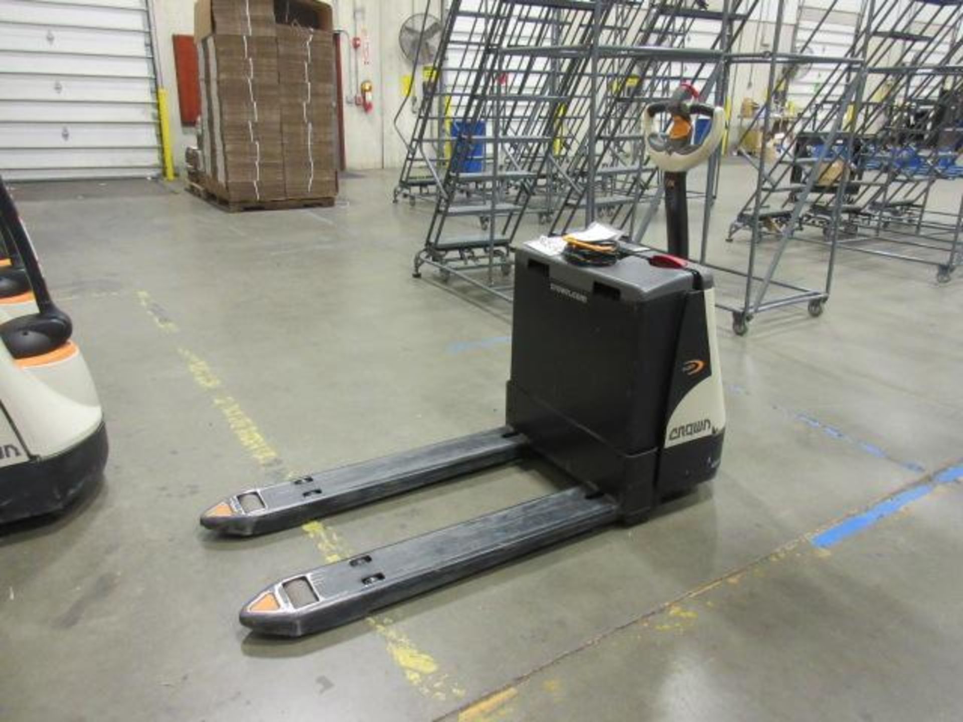 Crown Electric Pallet Jack - Image 4 of 7