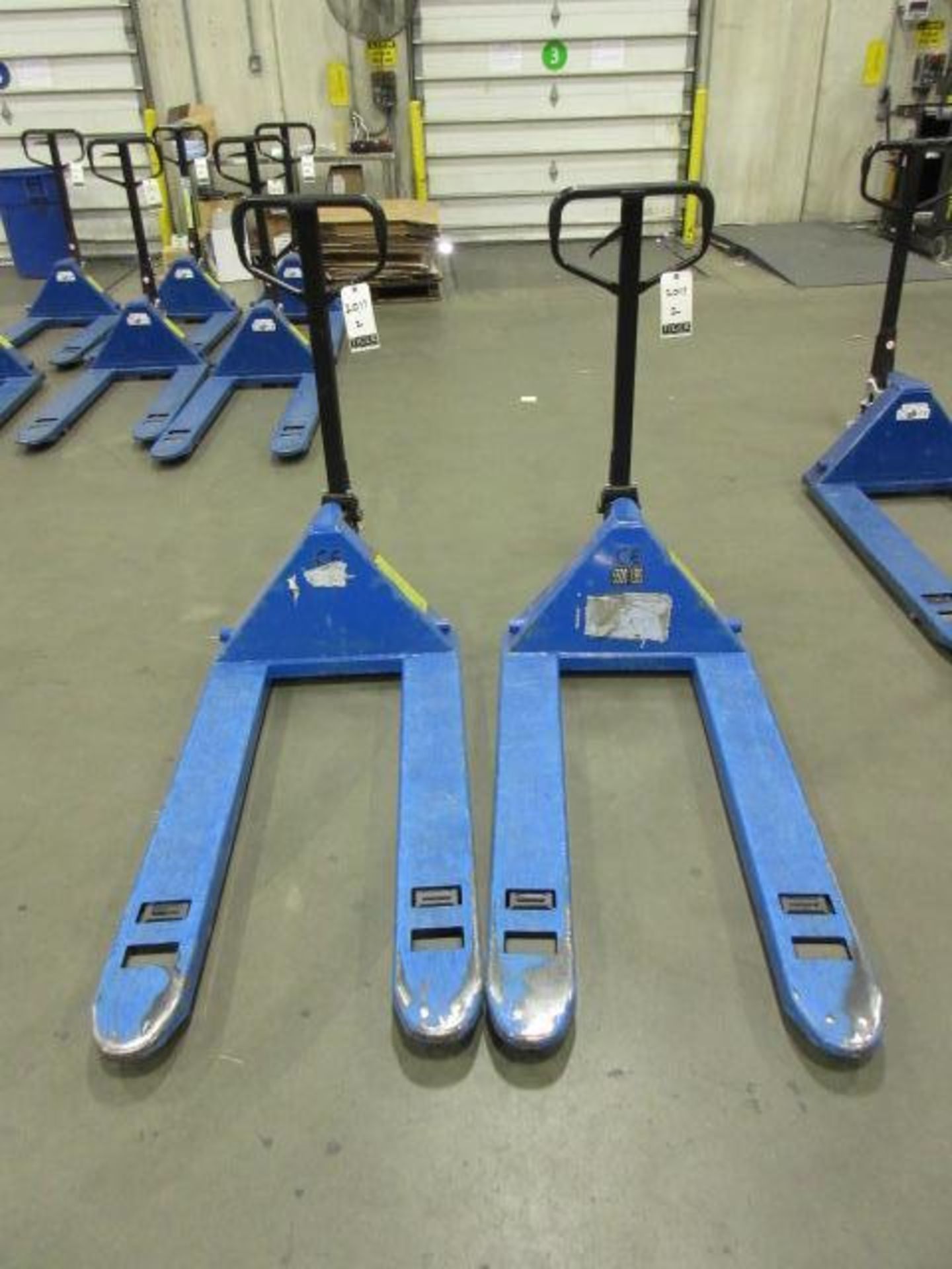 Manual Pallet Jacks - Image 2 of 4