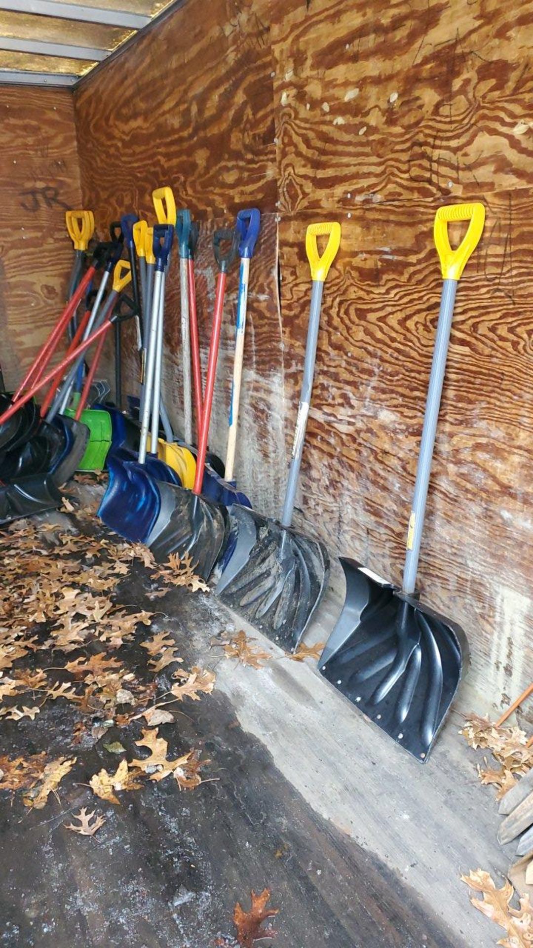 Snow Shovels & Spreaders - Image 2 of 5