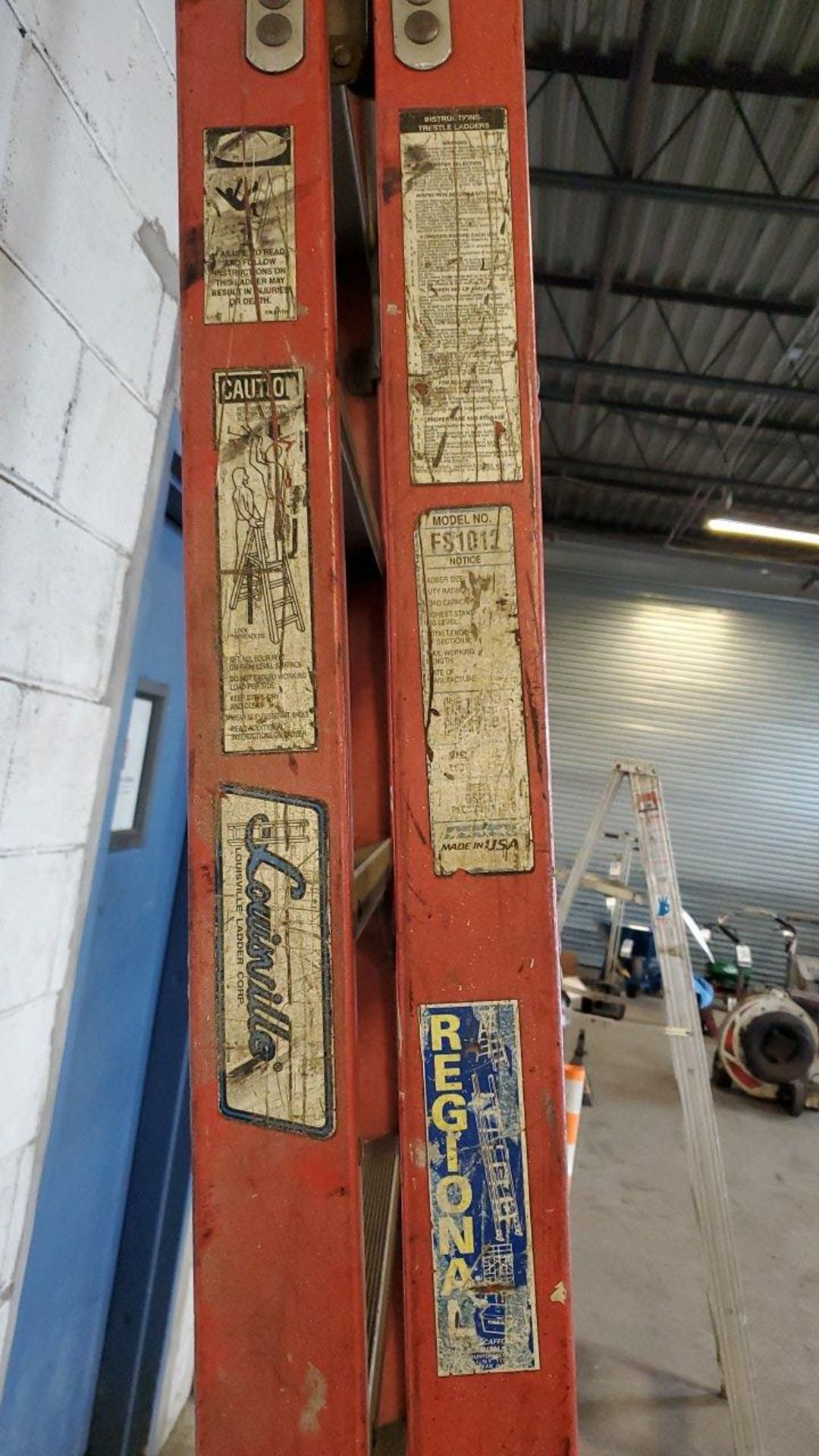Louisville 12' Fiberglass Ladder - Image 3 of 4