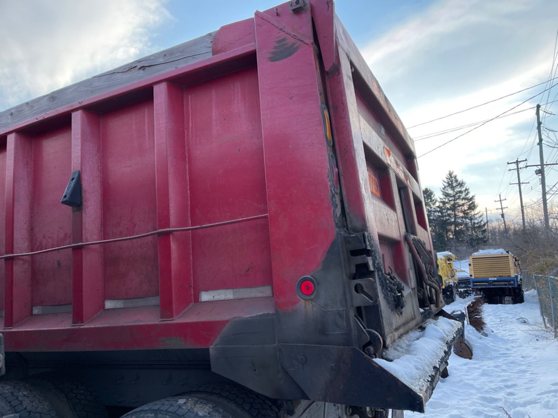 2002 Mack 600 Dump Truck - Image 5 of 8