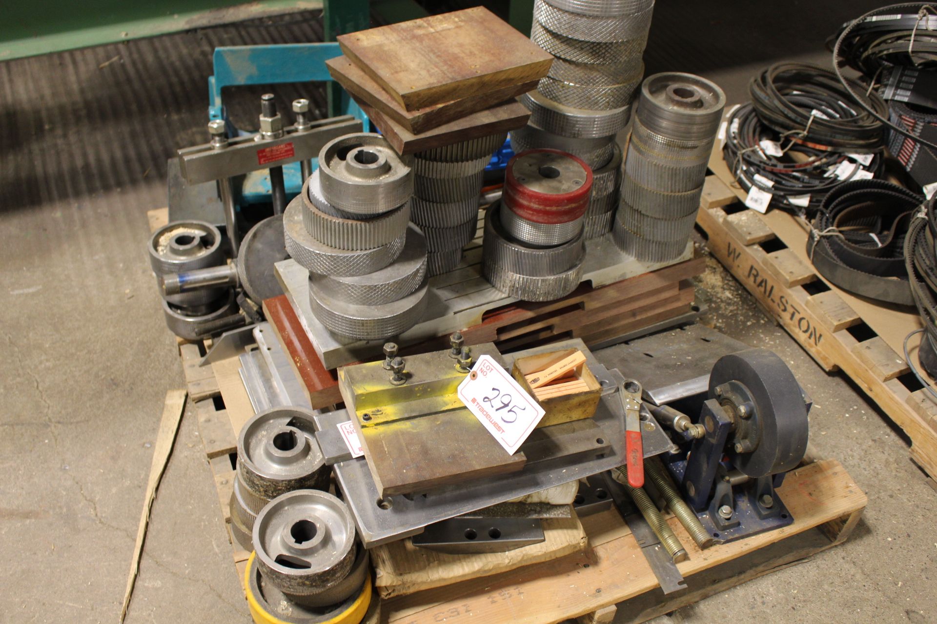 PALLET OF ASSORTED MOULDER PARTS