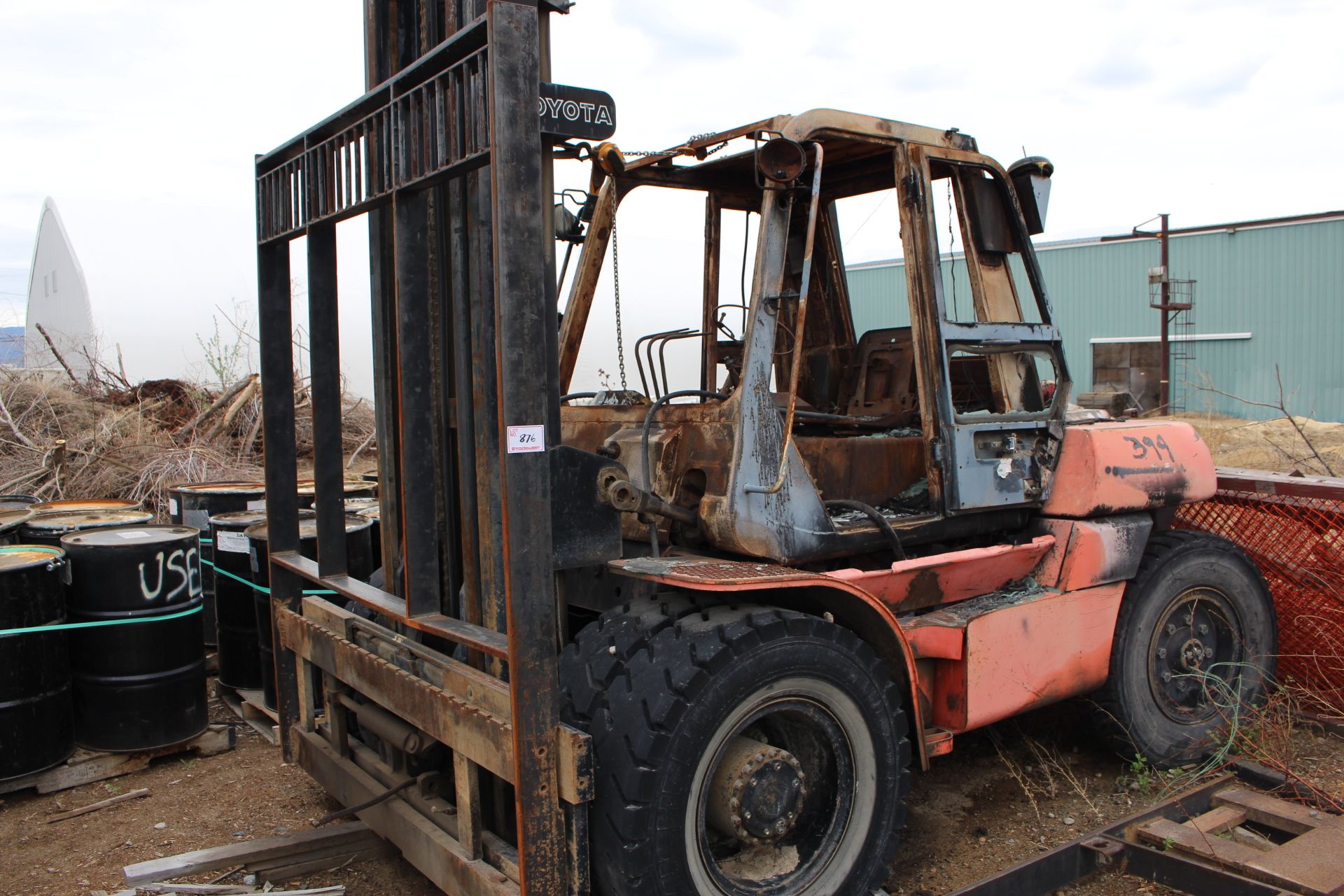 TOYOTA FORKLIFT (BURNED- PARTS ONLY)