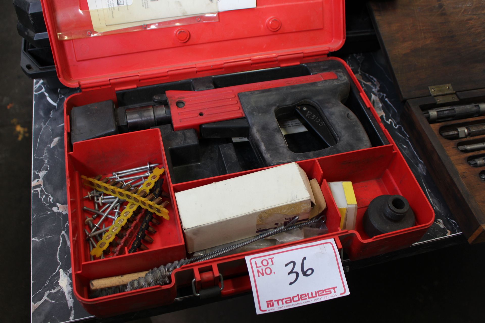 HILTI DX0650 GUN W/ CASE