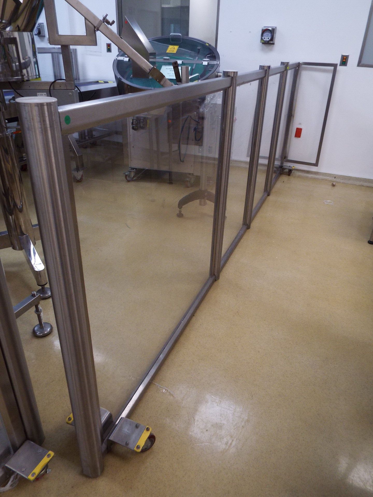 Stainless steel and polycarbonate screen on casters