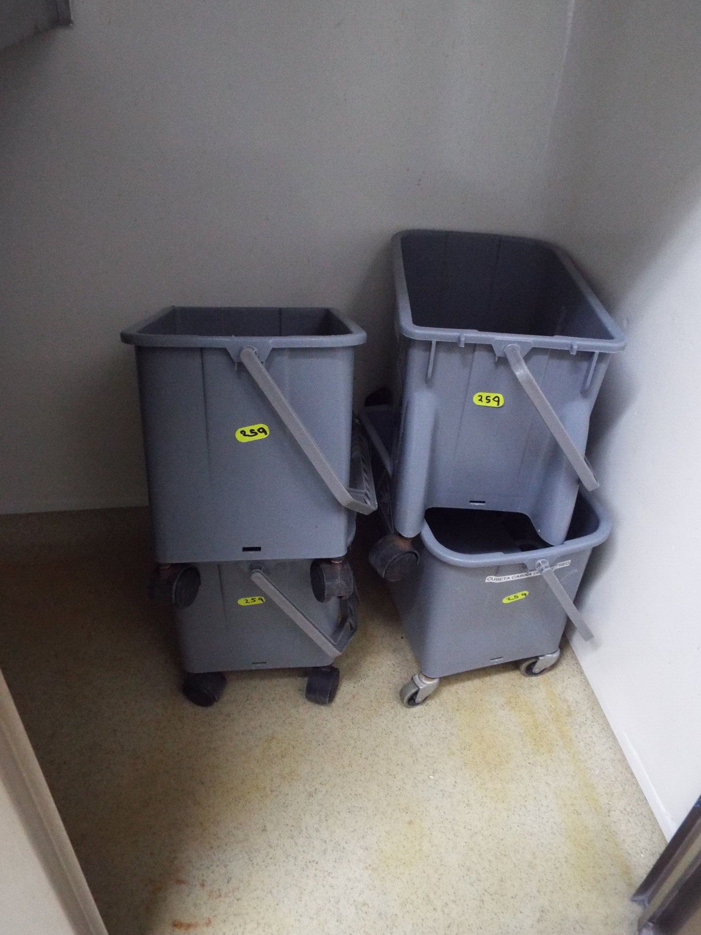 (5) Unger plastic carts for cleaning - Image 2 of 2