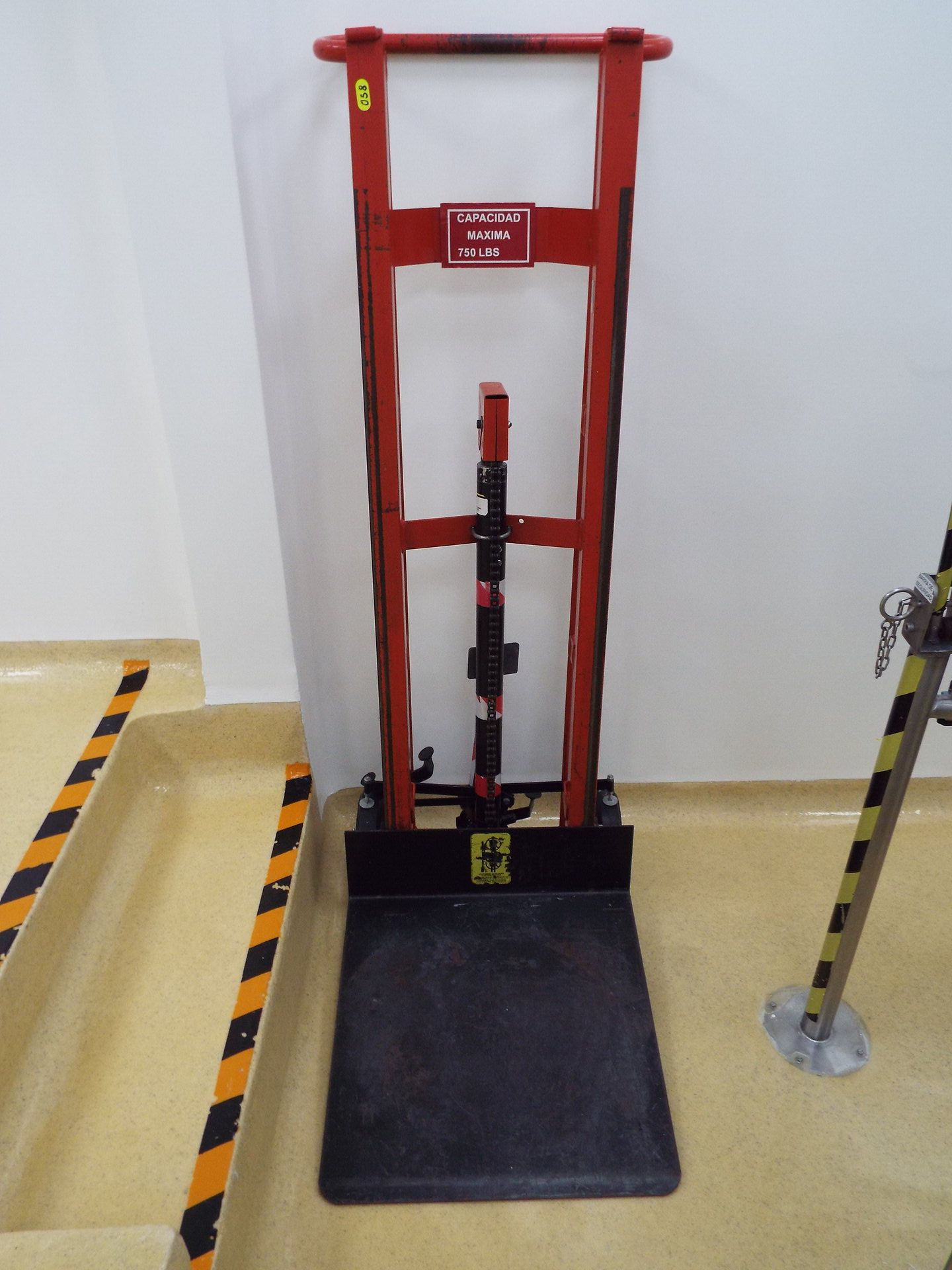 Huesco 750lb mobile Elevator